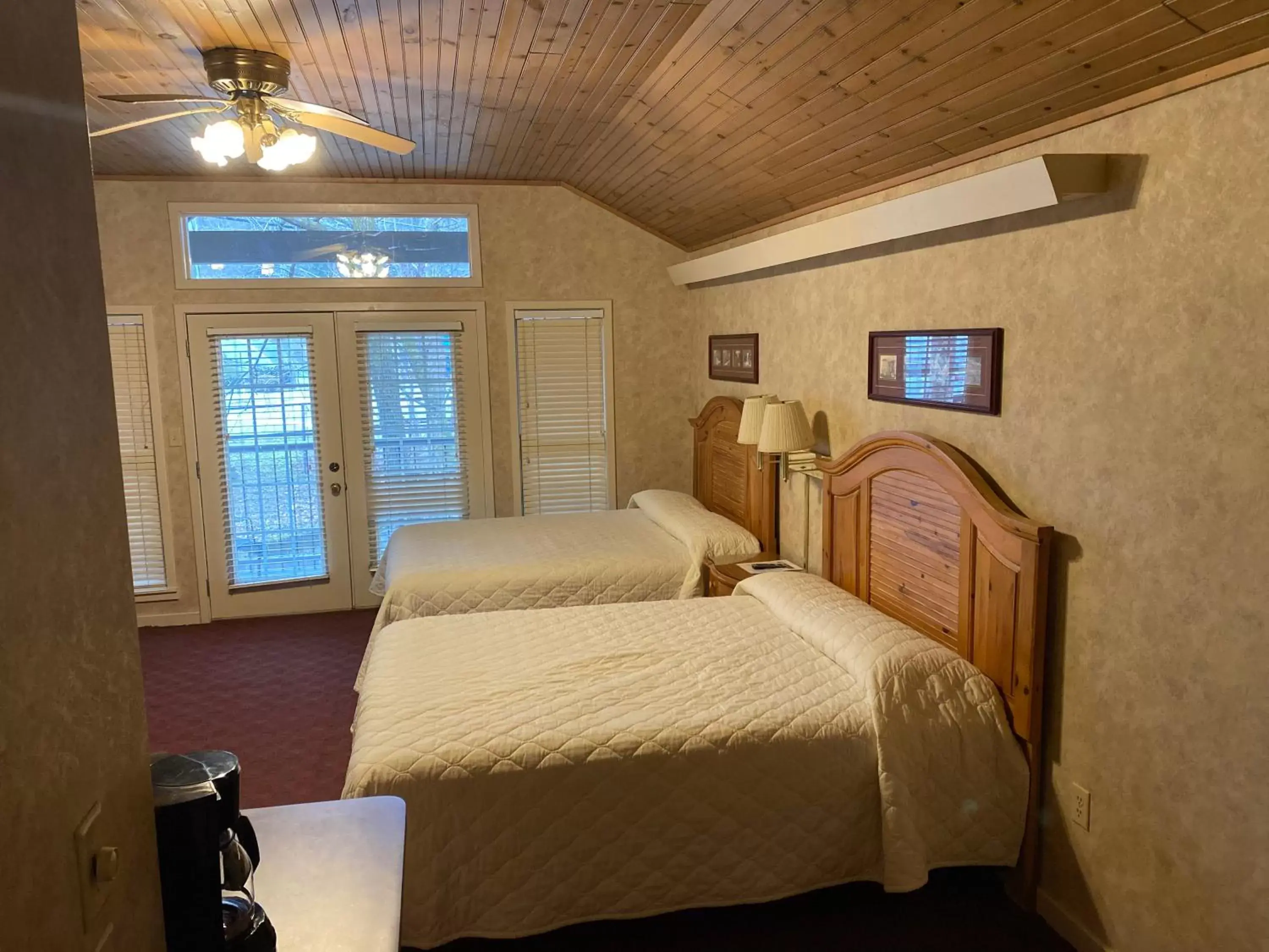 Bed in Carr's Northside Hotel and Cottages