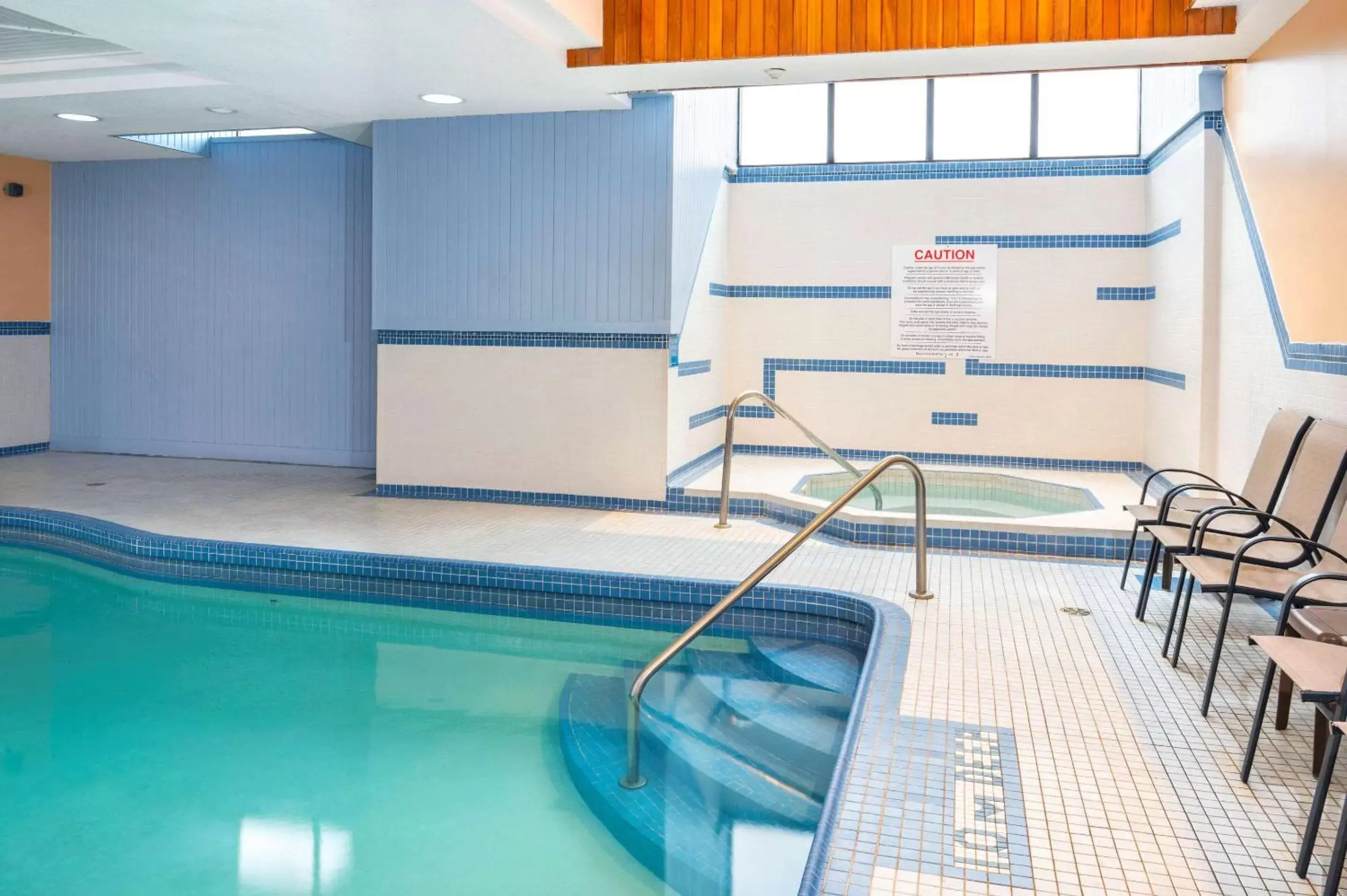 Hot Tub, Swimming Pool in Comfort Hotel & Suites Peterborough