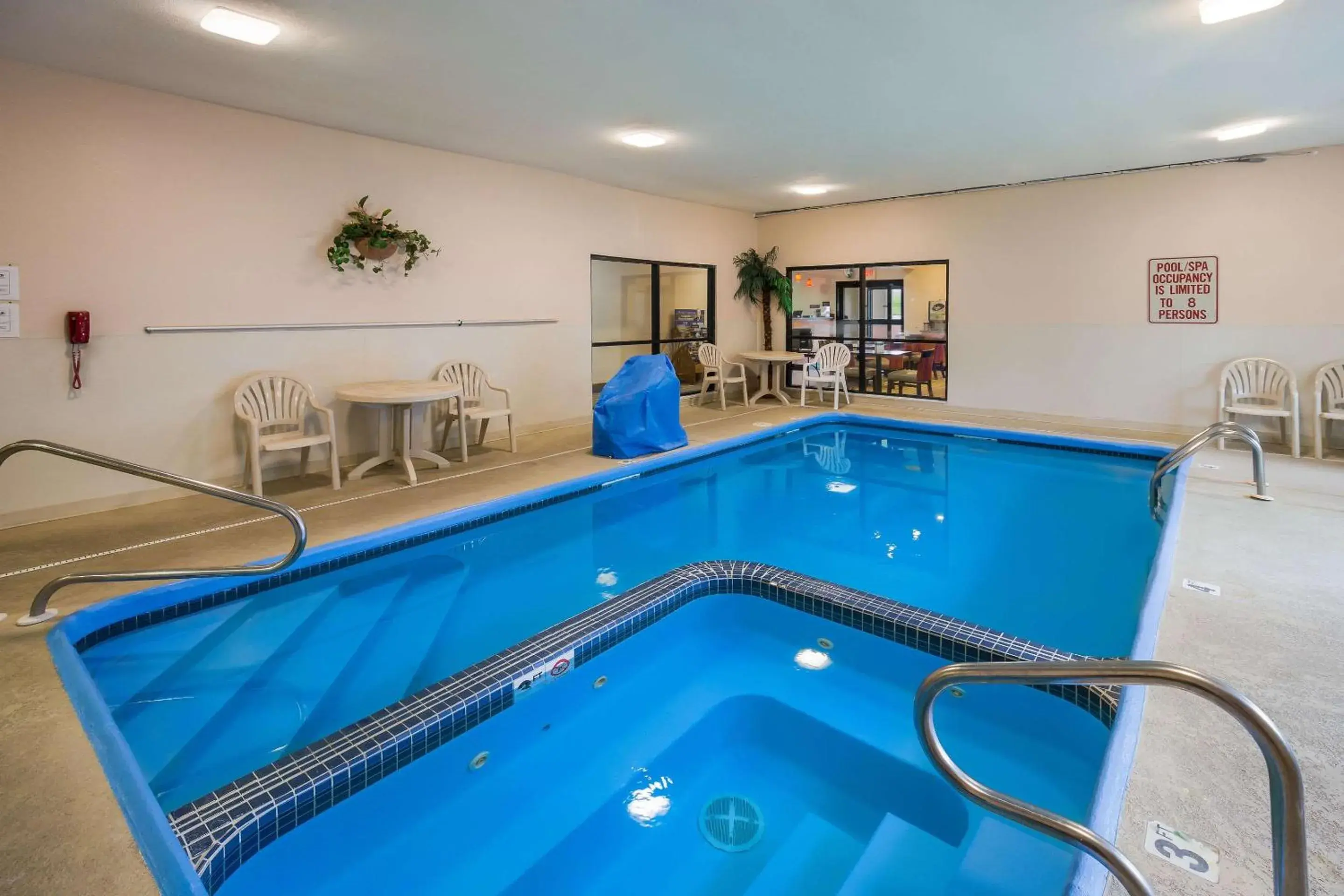 On site, Swimming Pool in Quality Inn I-70 Near Kansas Speedway