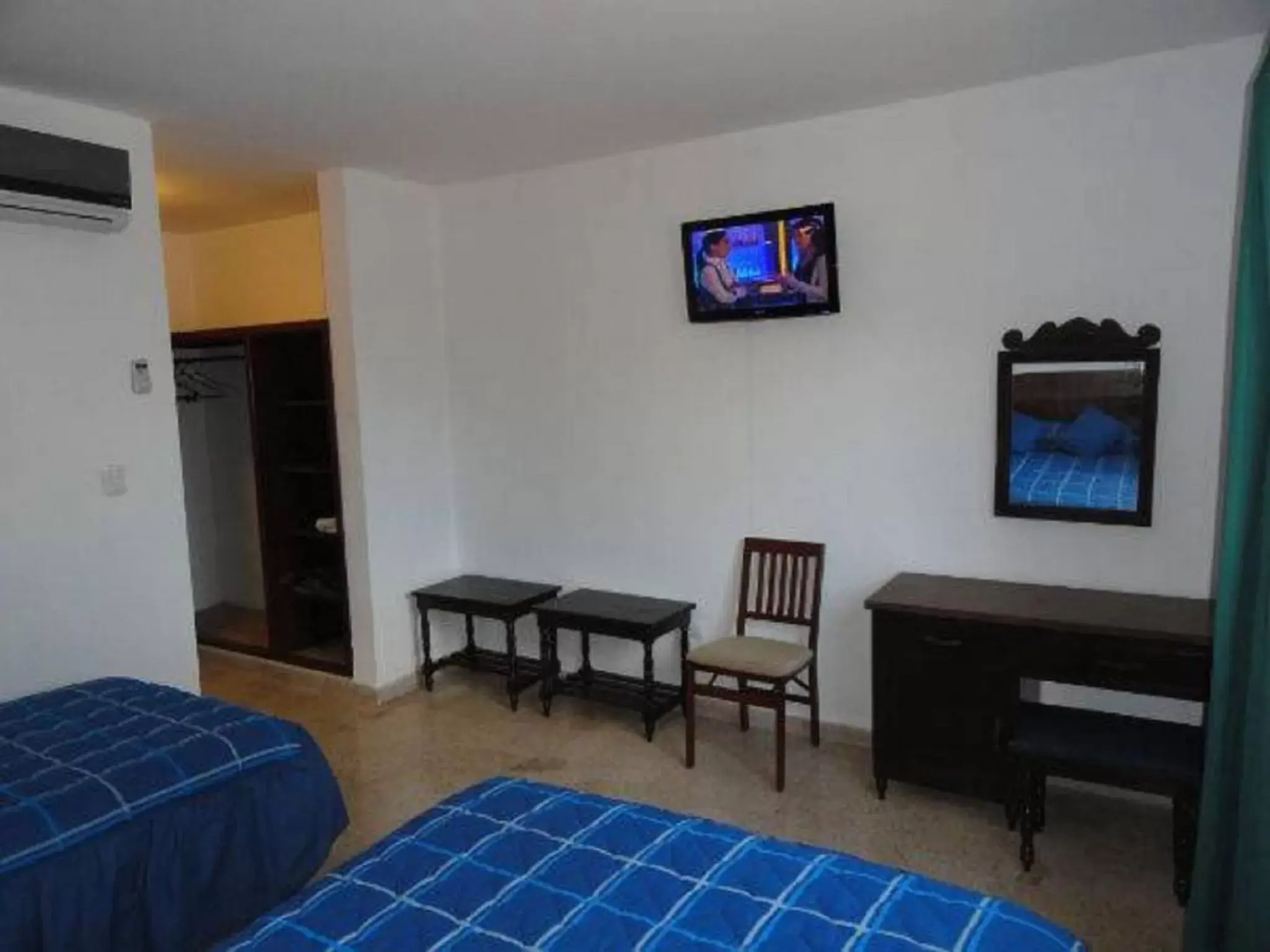 Bed, TV/Entertainment Center in Hotel Las Dalias Inn