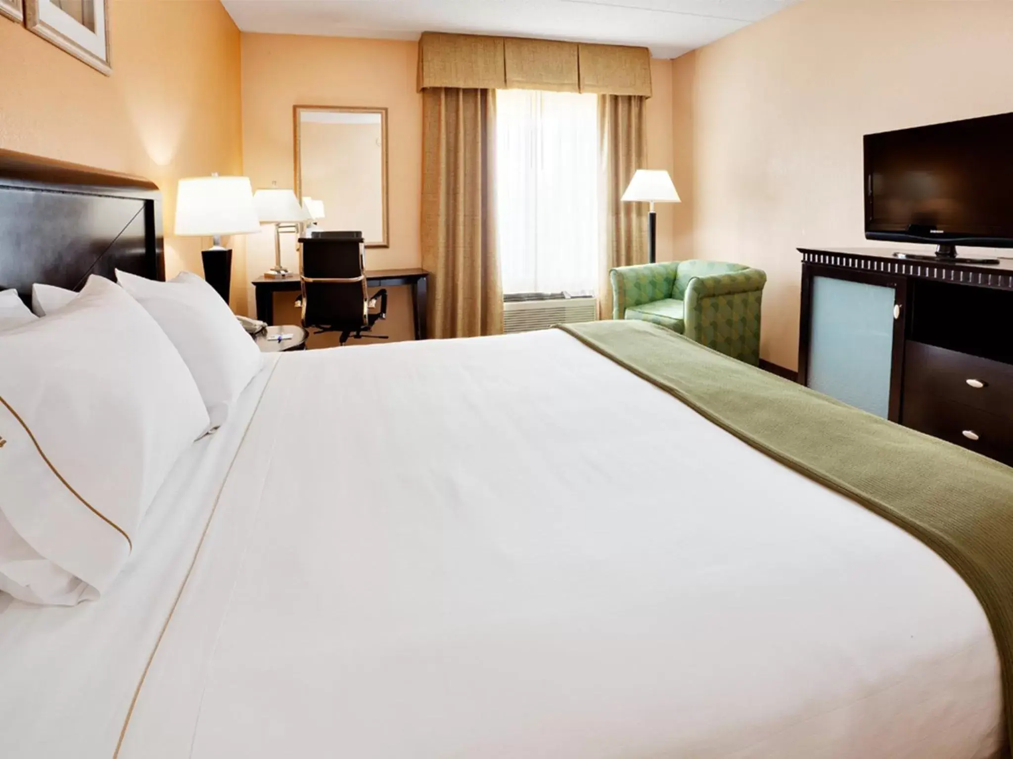 Bed in Baymont by Wyndham East Windsor Bradley Airport