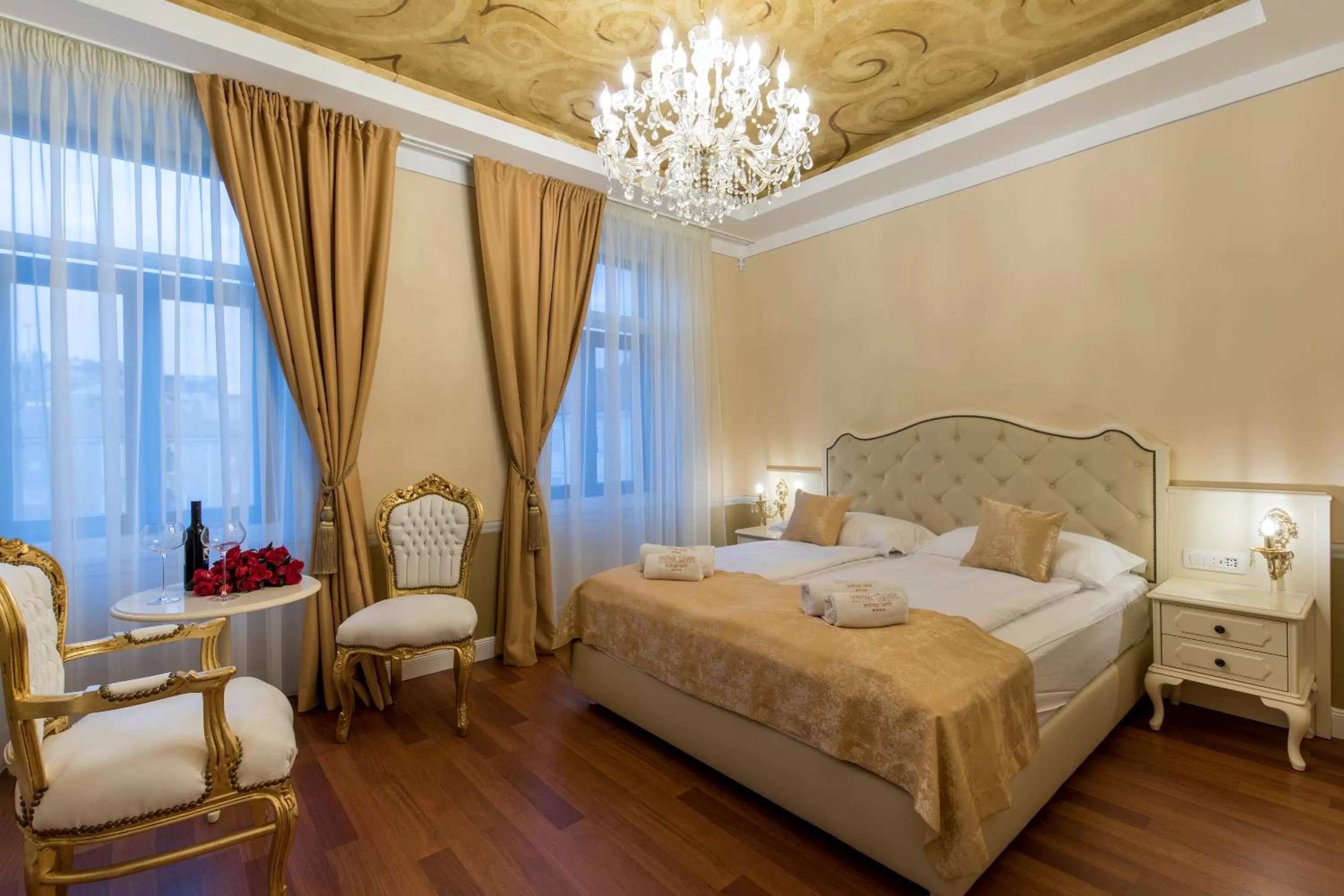 Bed in Central Square Heritage Hotel