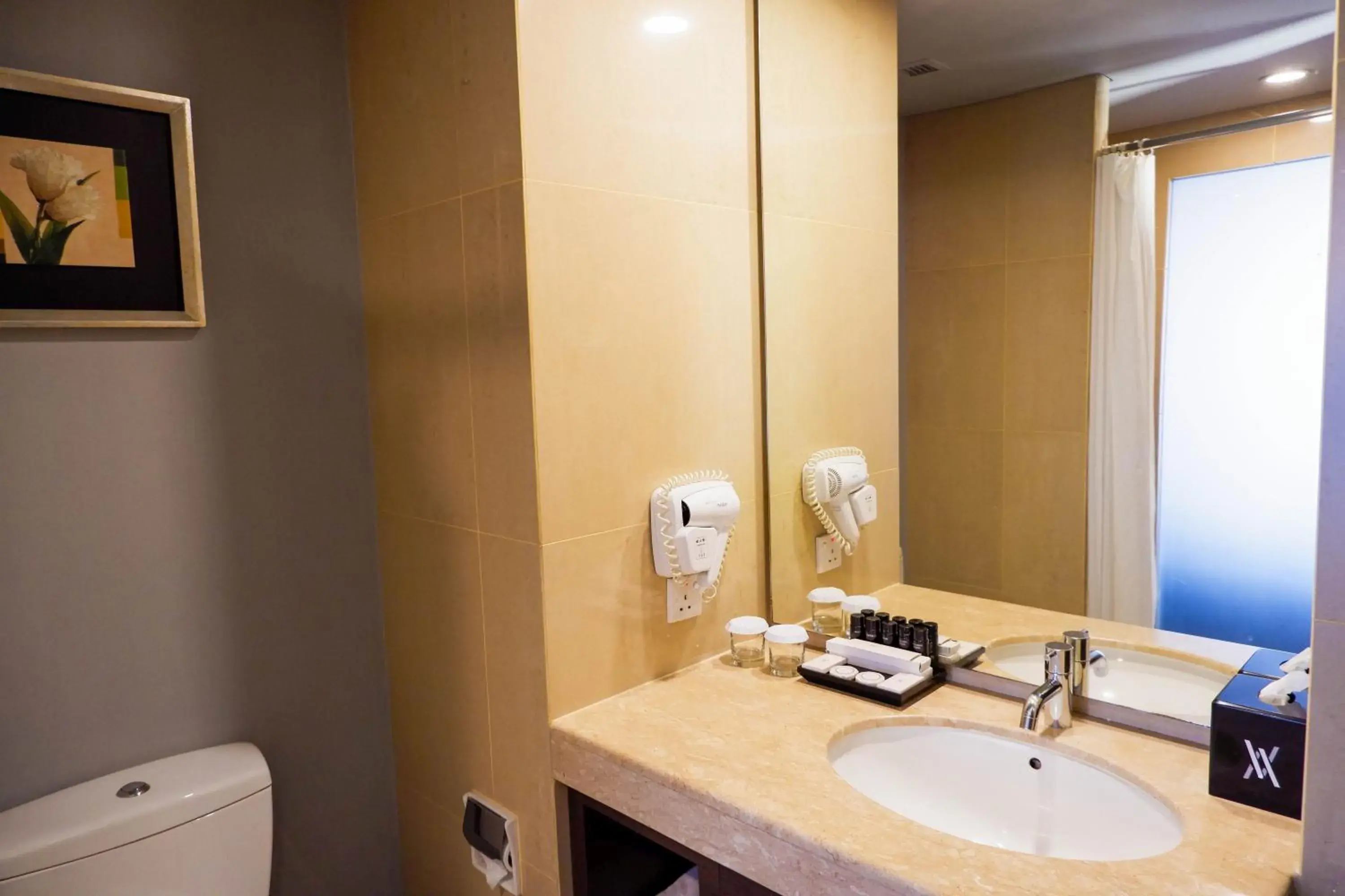 Bathroom in Akmani Hotel