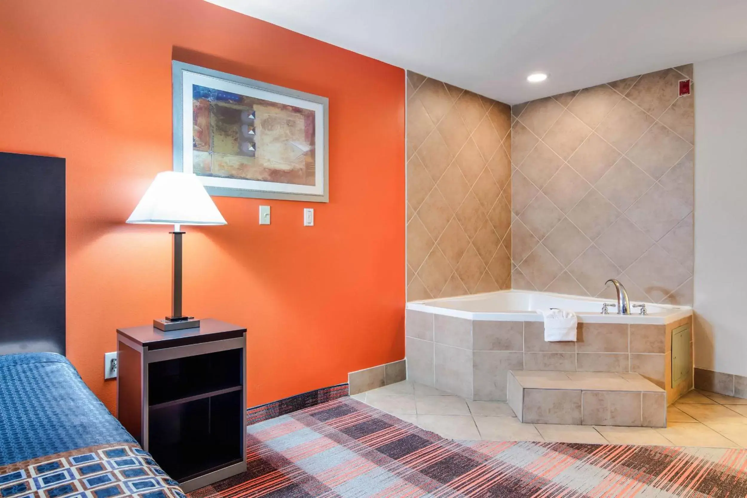 Hot Tub, Bathroom in Americas Best Value Inn - Mableton