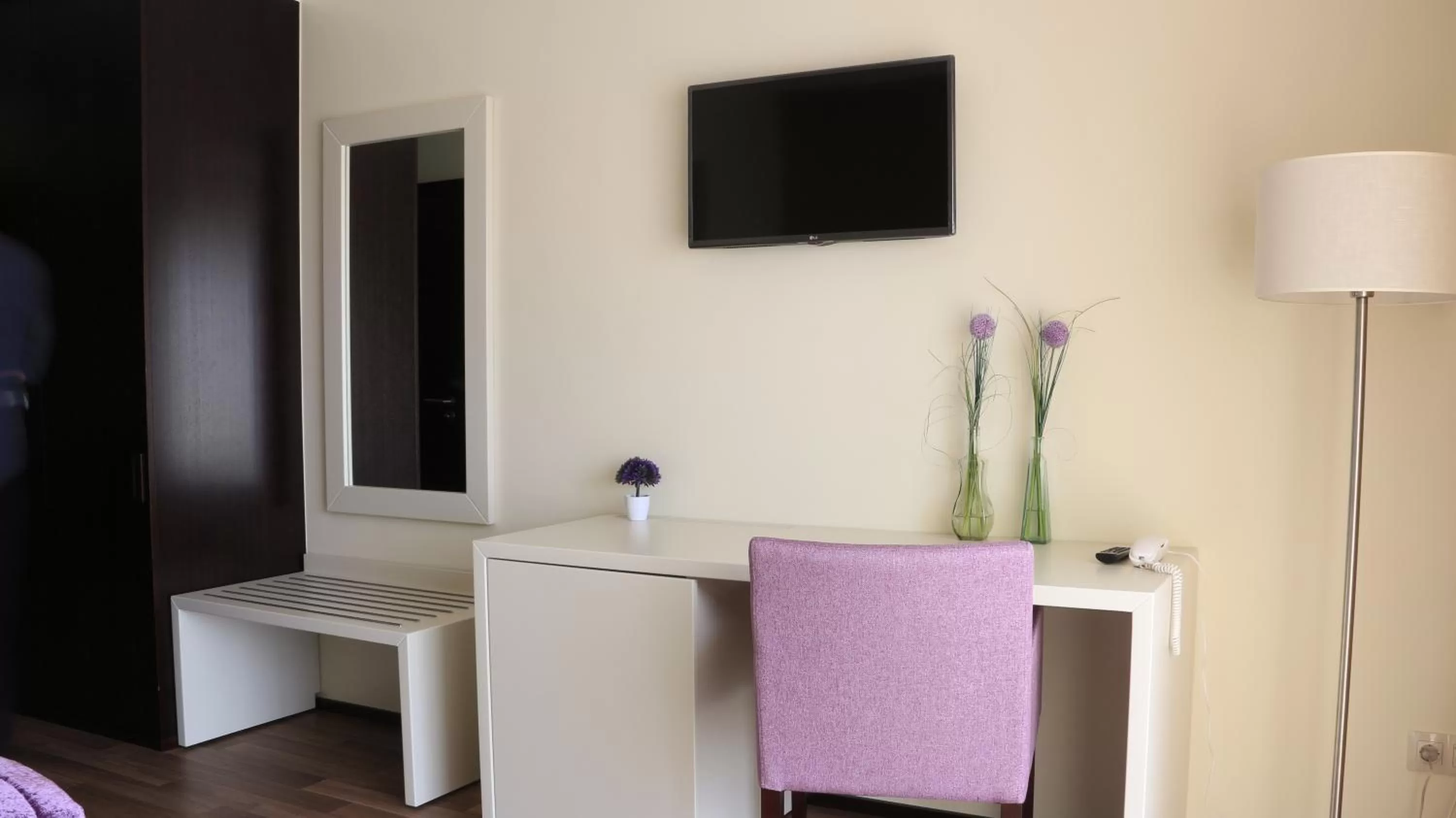 TV and multimedia in Hotel Monte Lírio