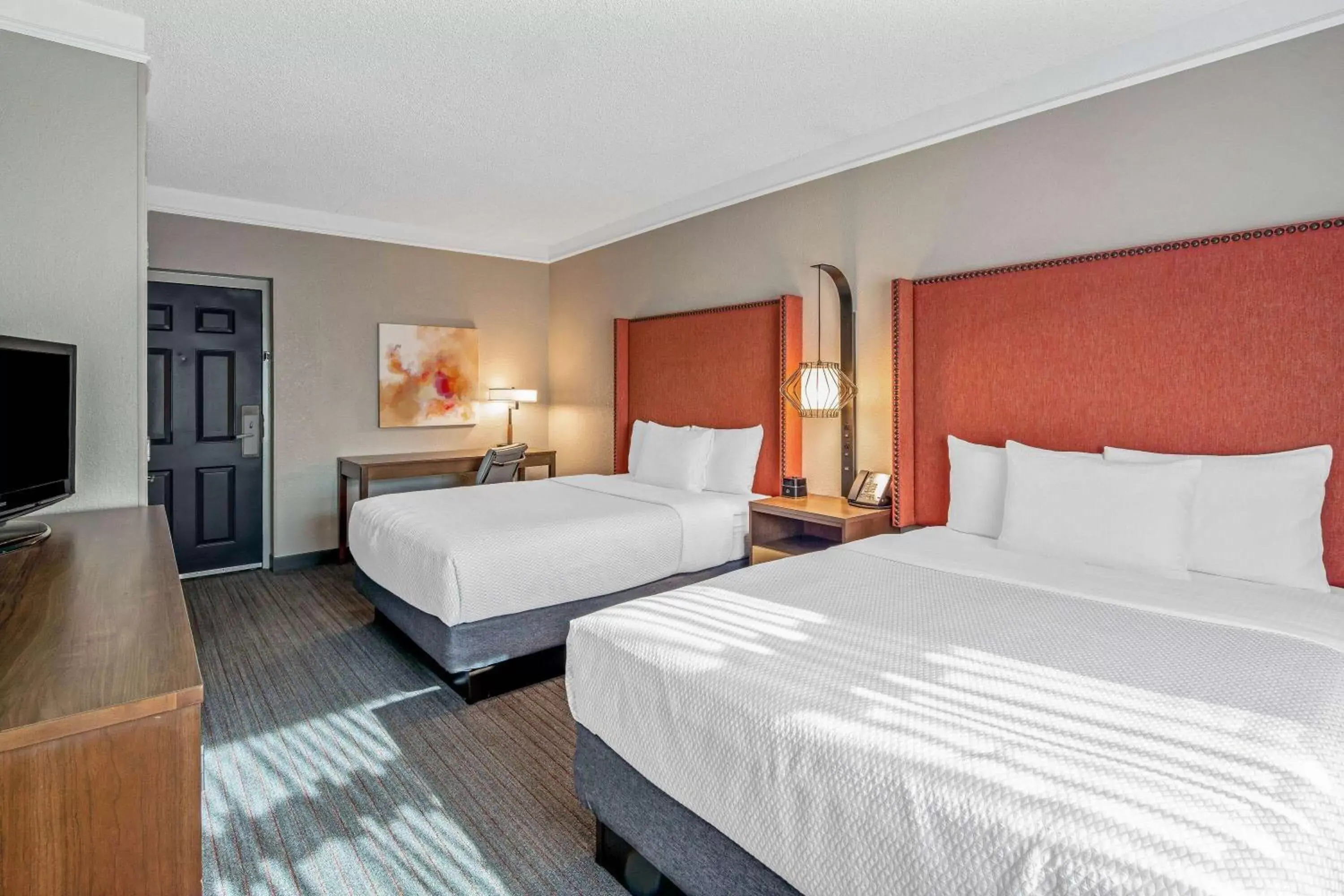 Photo of the whole room, Bed in La Quinta by Wyndham San Francisco Airport North