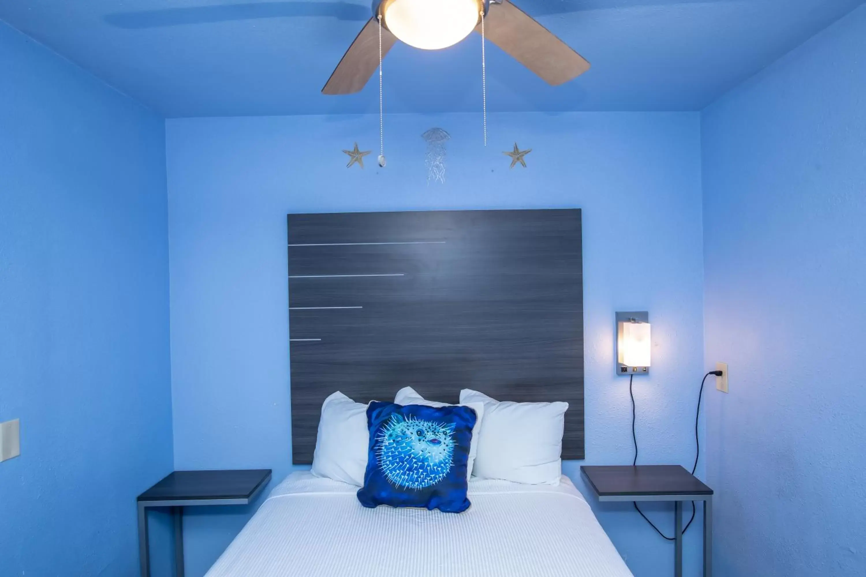 Bed in Aqua Breeze Inn Bed in Aqua Breeze Inn