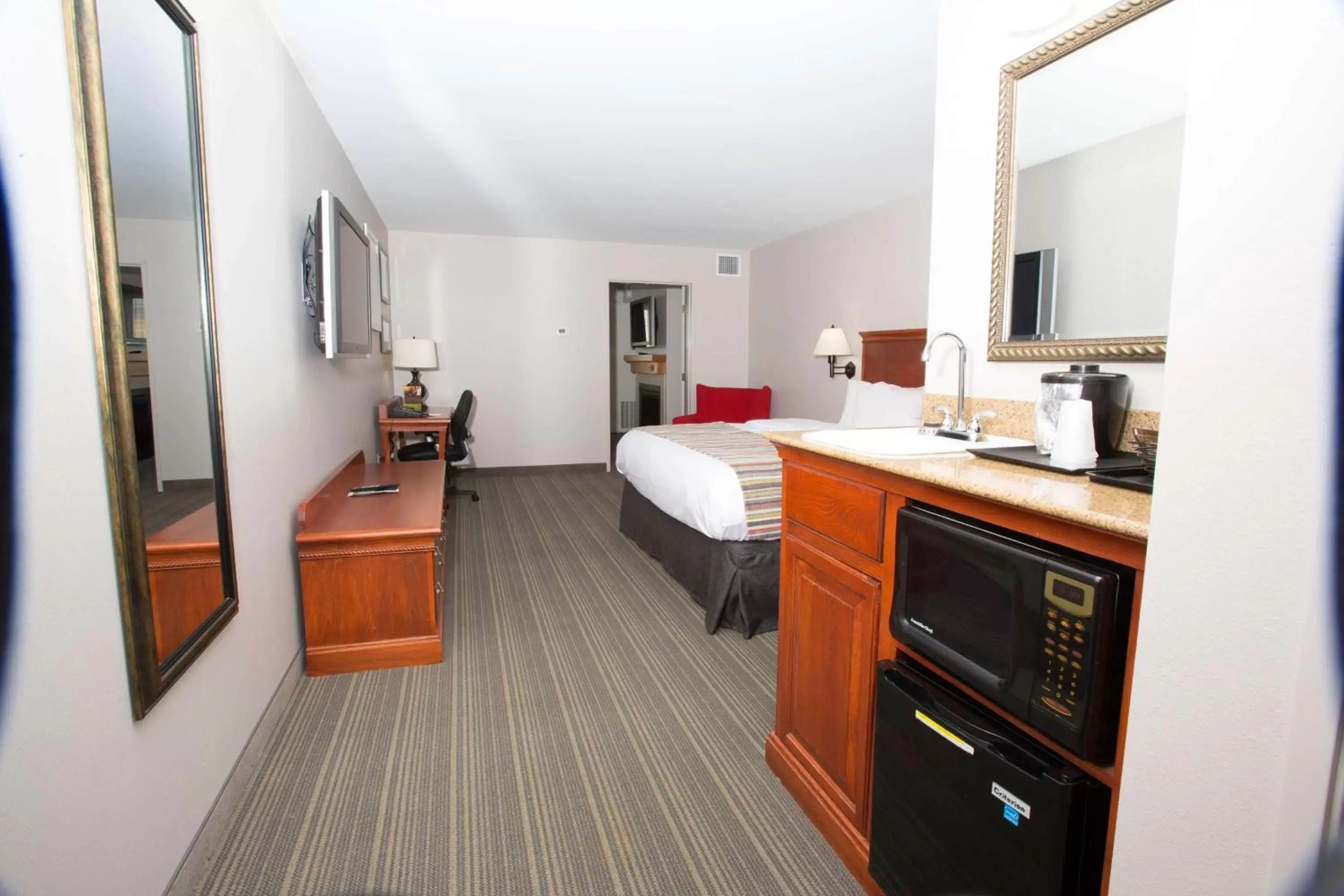 Photo of the whole room, Kitchen/Kitchenette in Country Inn & Suites by Radisson, Grand Forks, ND