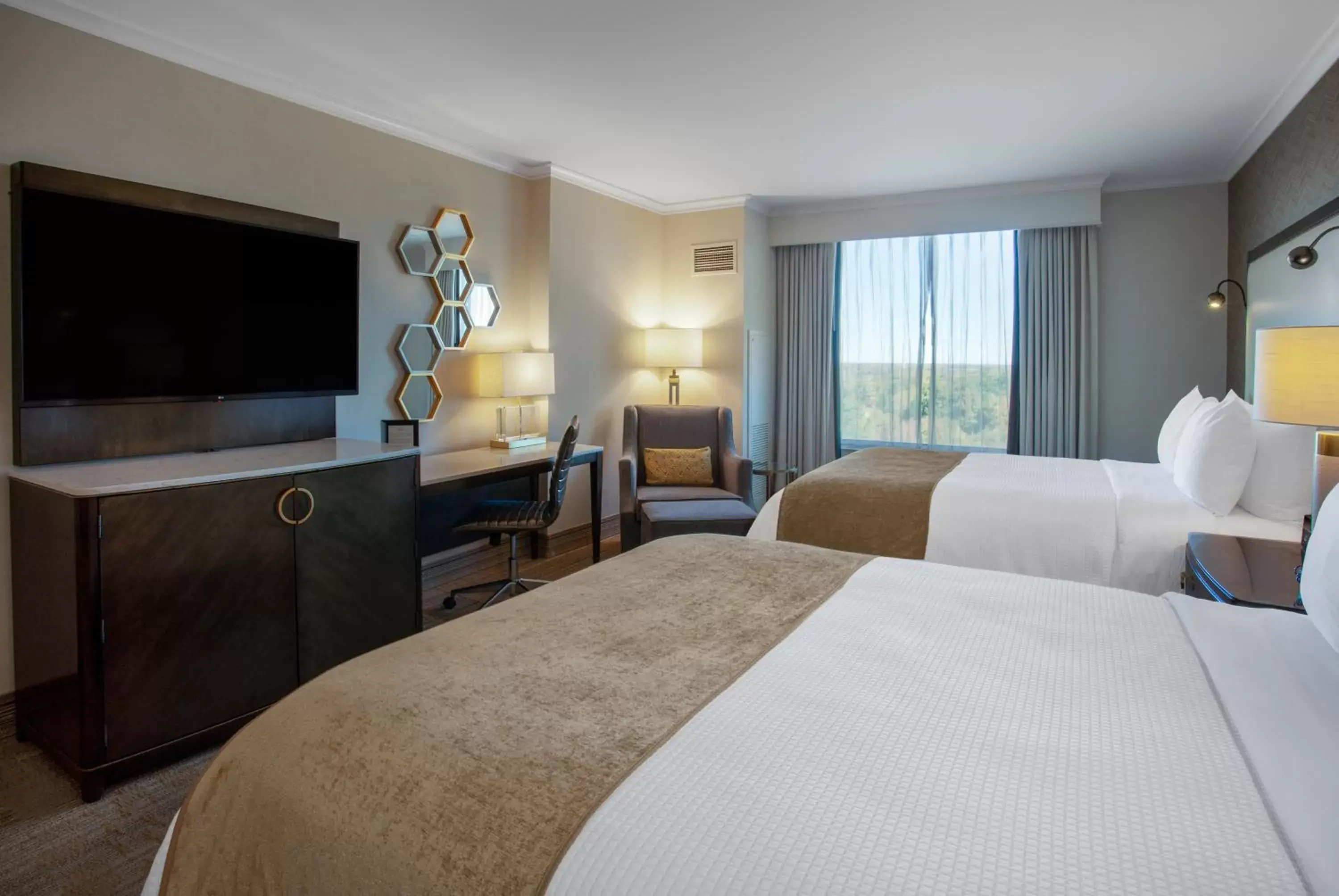 Bed, TV/Entertainment Center in Grandover Resort & Spa, a Wyndham Grand Hotel