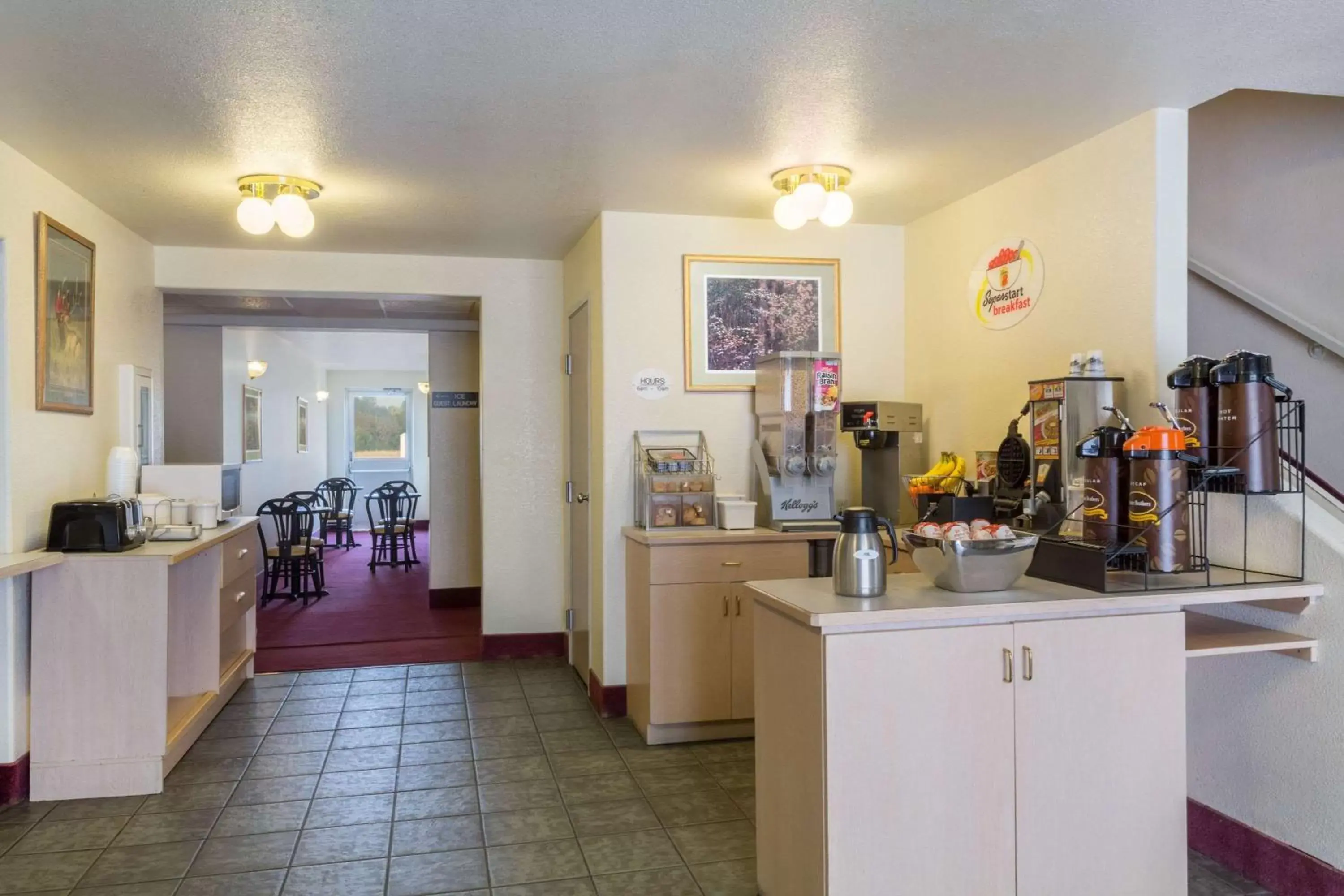 Restaurant/places to eat in Super 8 by Wyndham Hamilton Restaurant/places to eat in Super 8 by Wyndham Hamilton