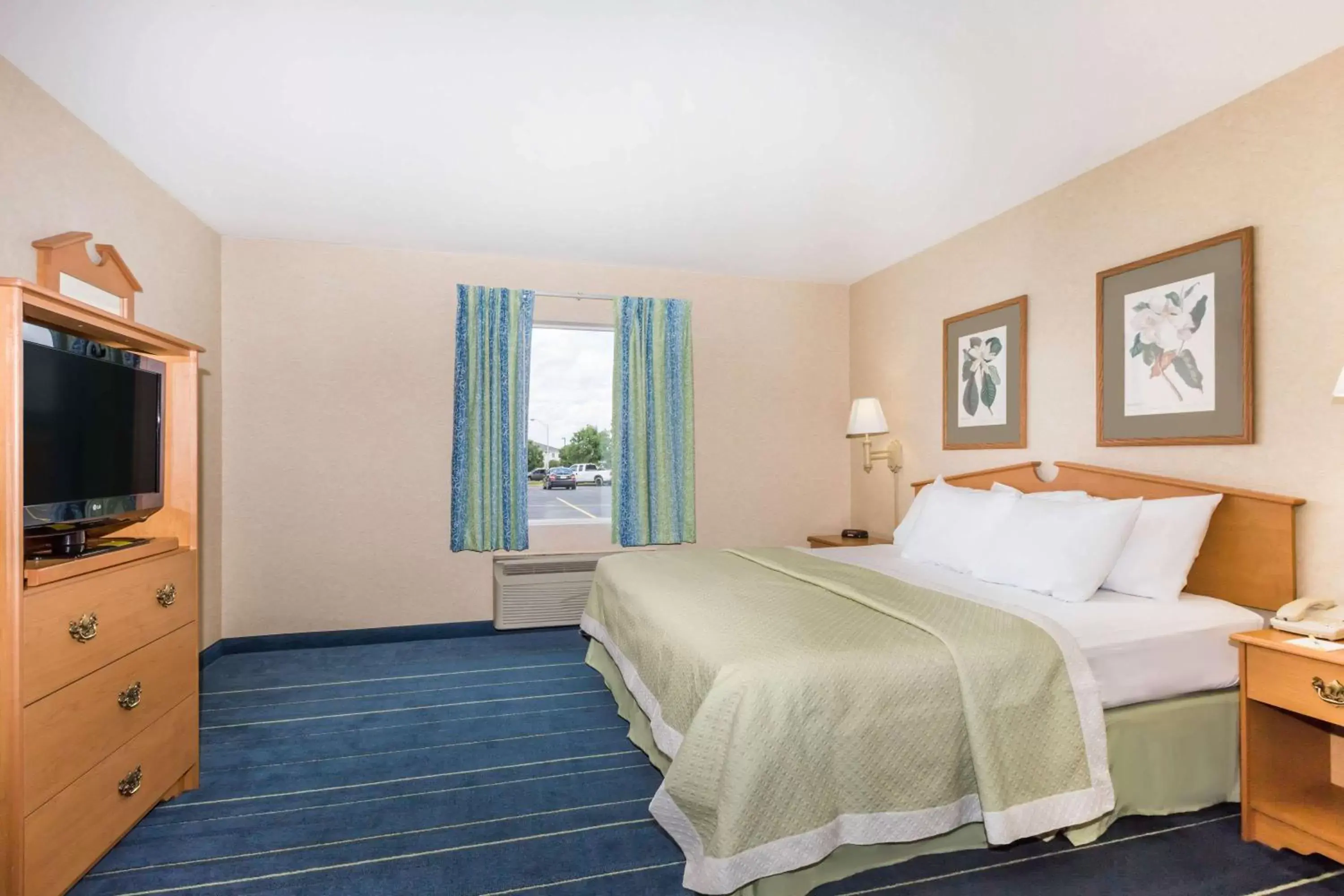 Photo of the whole room in Days Inn & Suites by Wyndham Bridgeport - Clarksburg