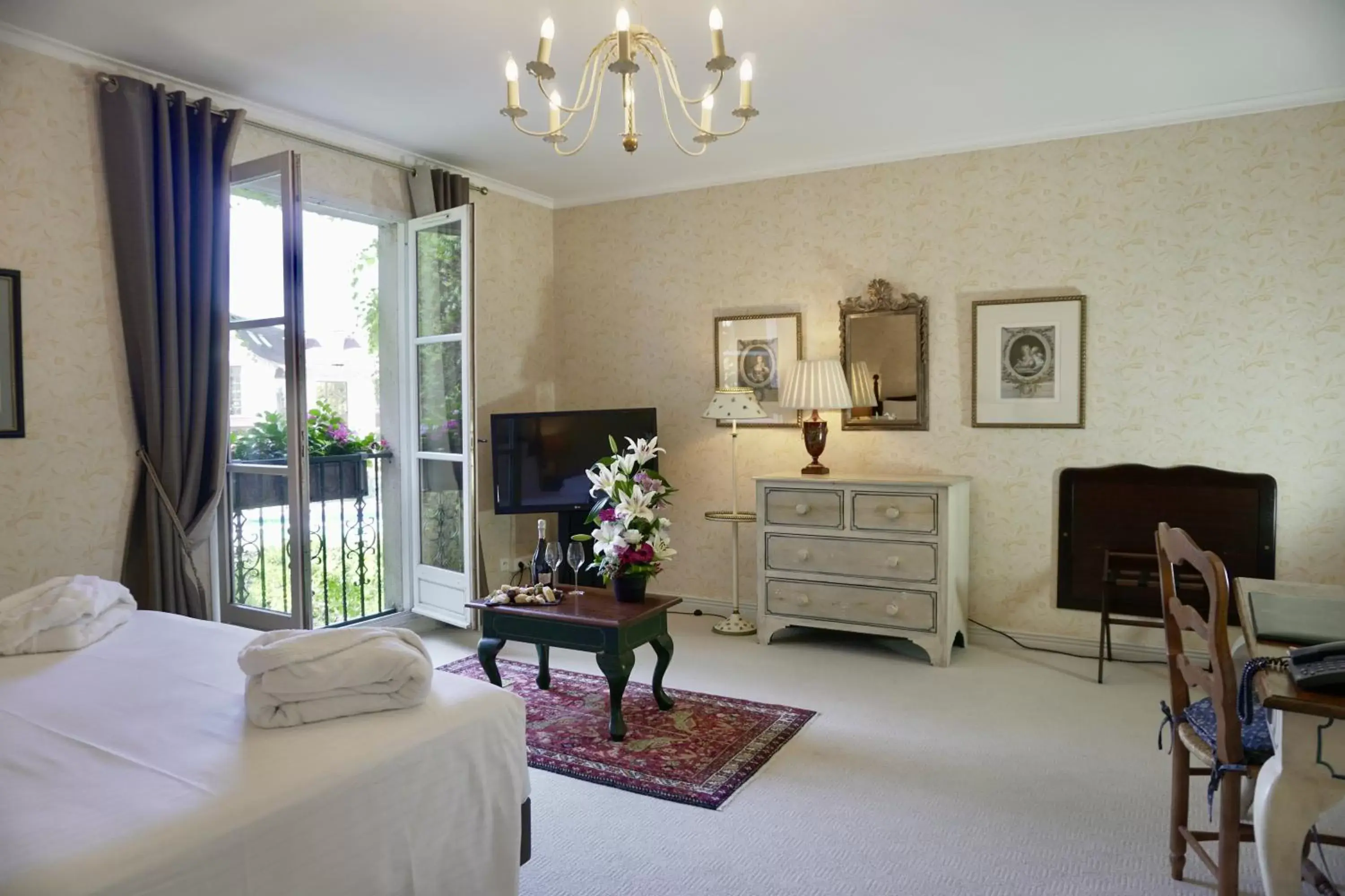 Photo of the whole room, TV/Entertainment Center in Le Manoir de Gressy