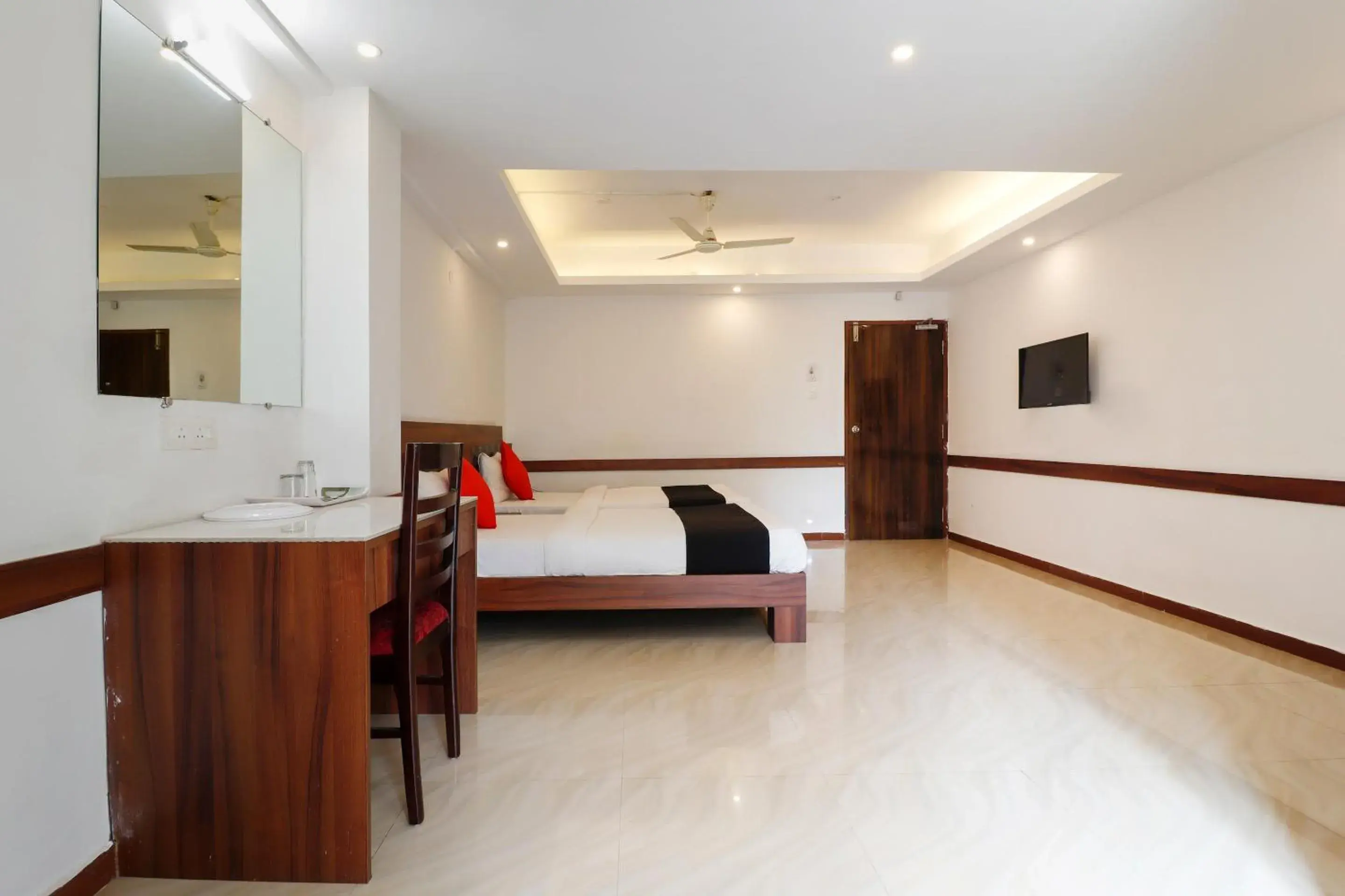 Bedroom in Capital O 71598 Sai Arya Residency