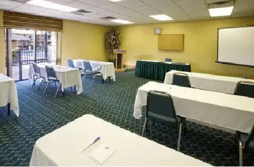 Business facilities, Business Area/Conference Room in Americas Best Value Inn Laredo