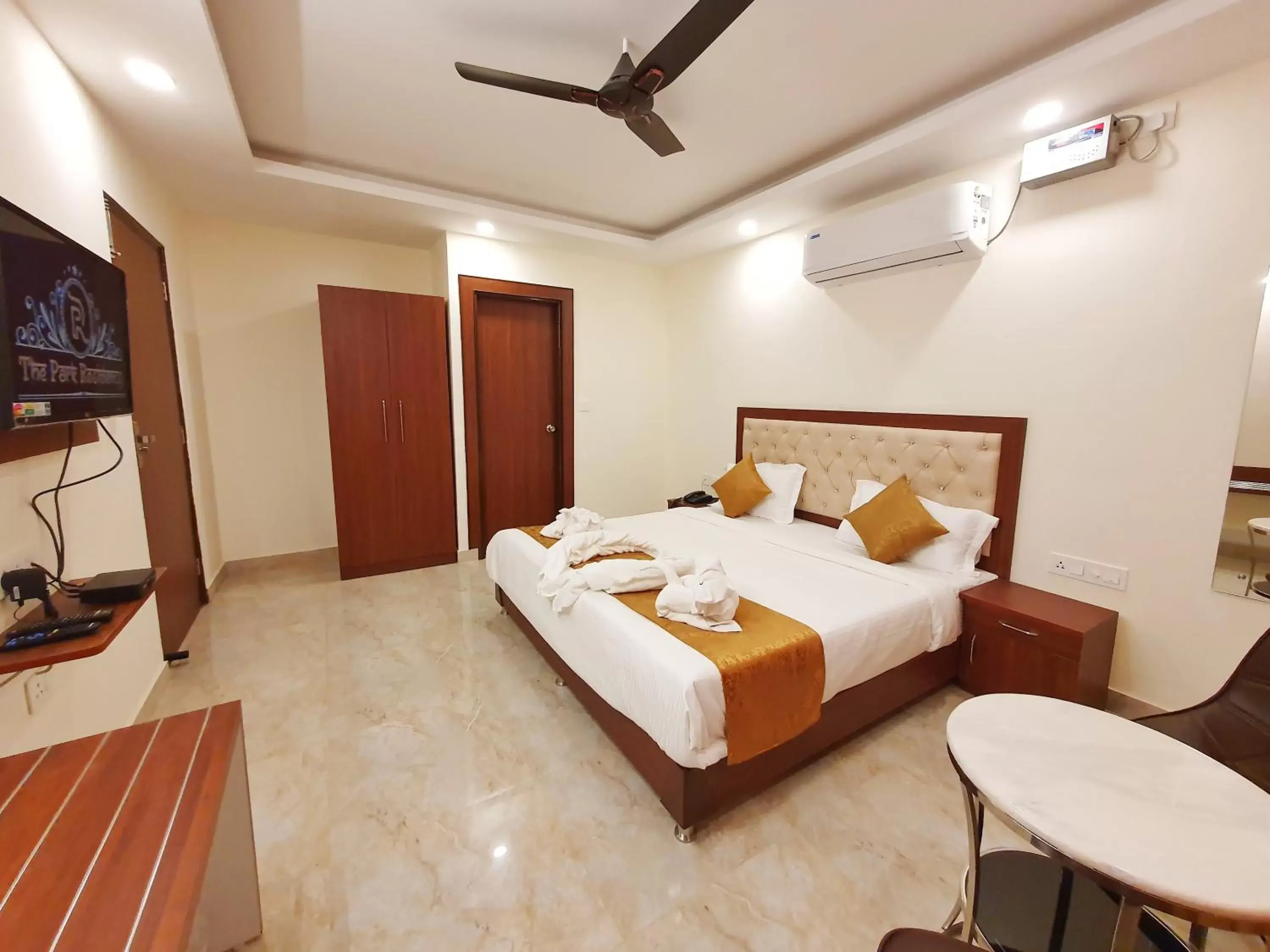 Photo of the whole room, Bed in The Park Residency Photo of the whole room, Bed in The Park Residency