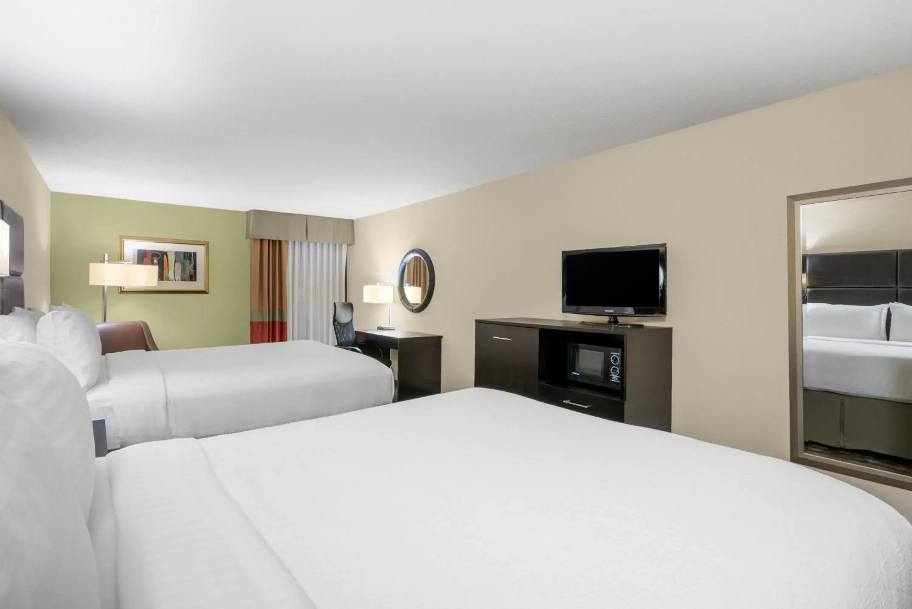Photo of the whole room, Bed in Holiday Inn Morgantown - Reading Area, an IHG Hotel