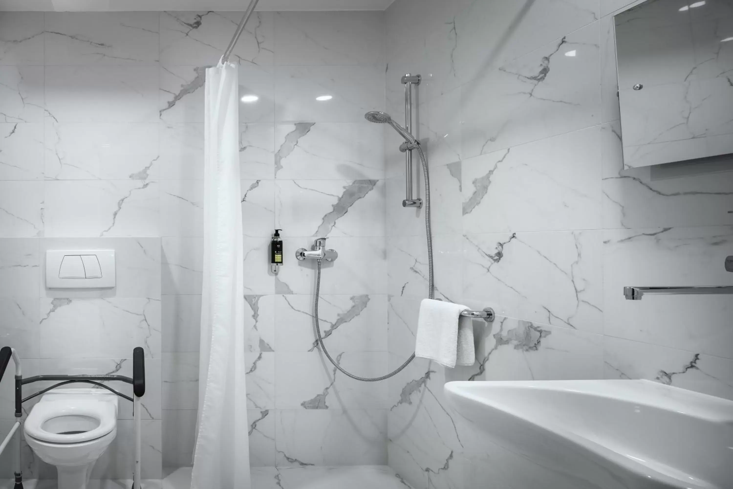 Shower, Bathroom in Astoria Hotel