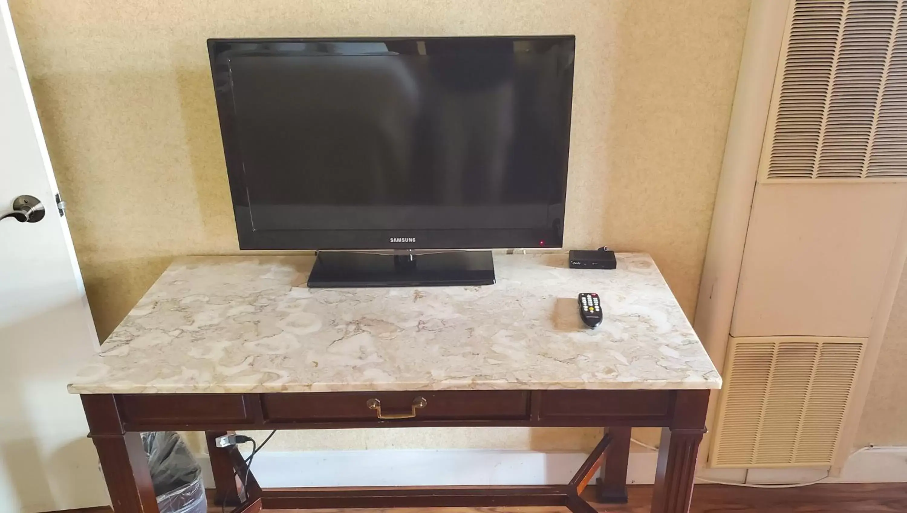 Bedroom, TV/Entertainment Center in Pacific Heights Inn