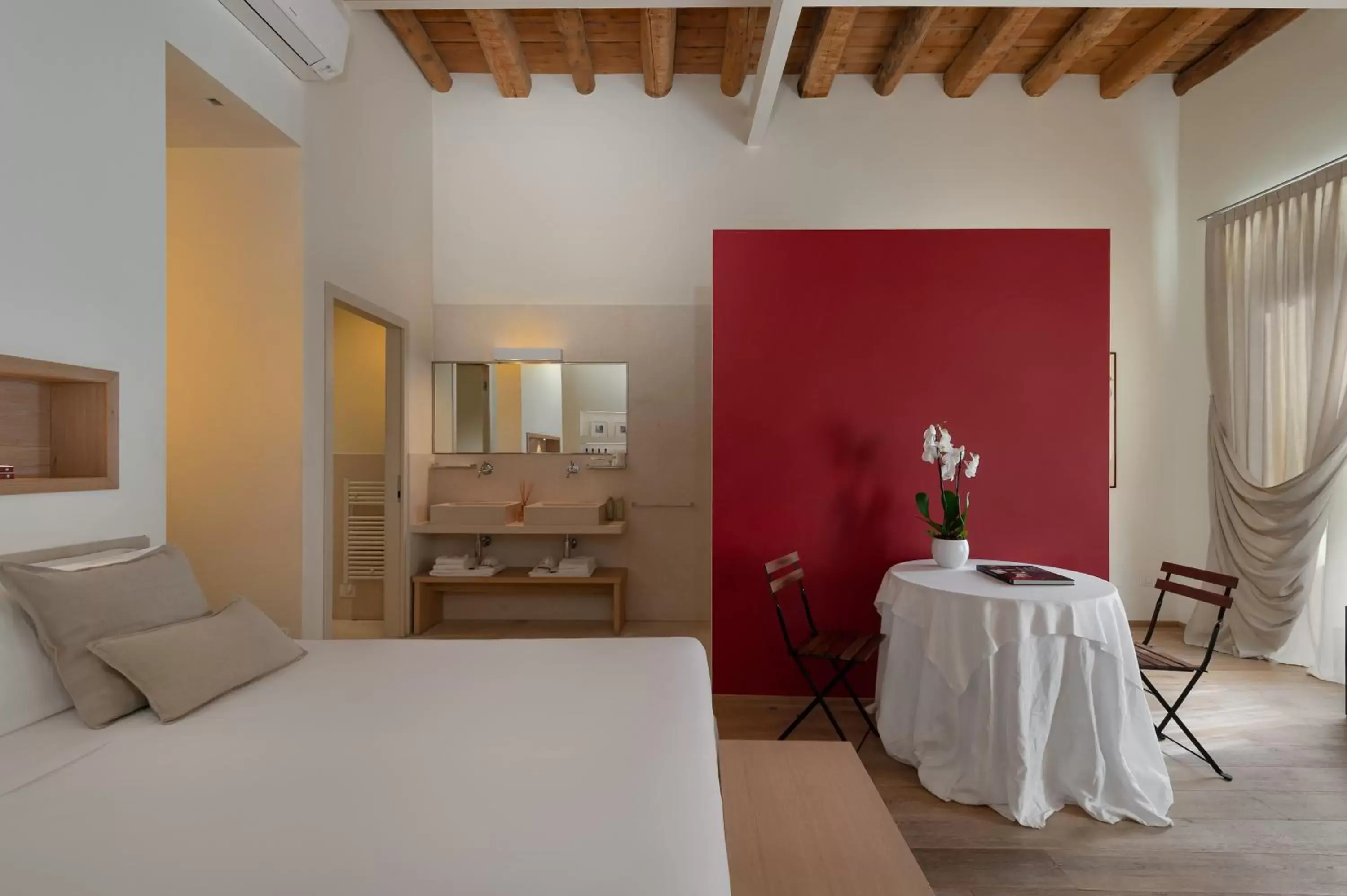 Bedroom, Bed in Massimago Wine Suites