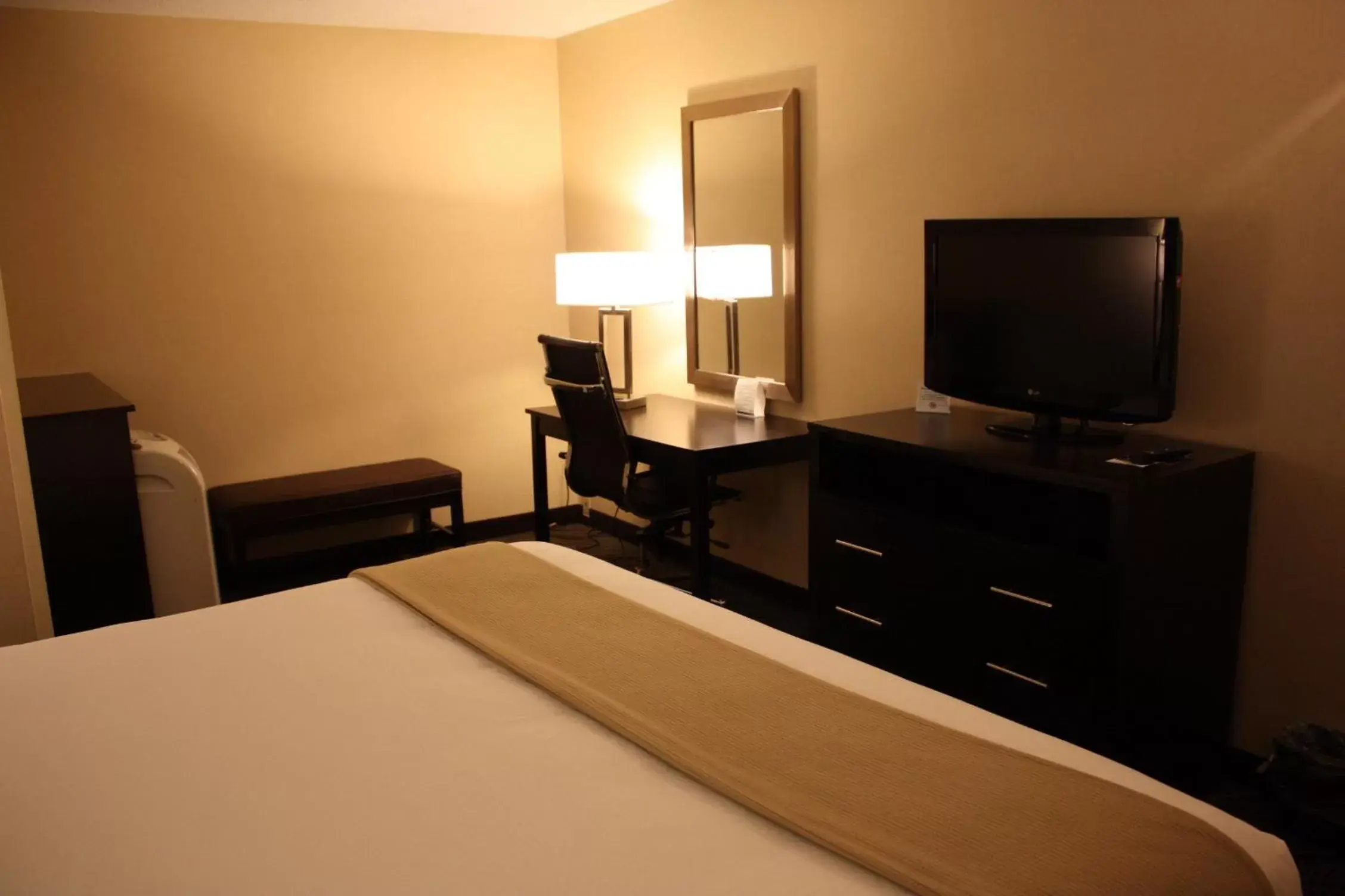 Photo of the whole room, Bed in Holiday Inn Express - Ludlow - Chicopee Area by IHG Photo of the whole room, Bed in Holiday Inn Express - Ludlow - Chicopee Area by IHG