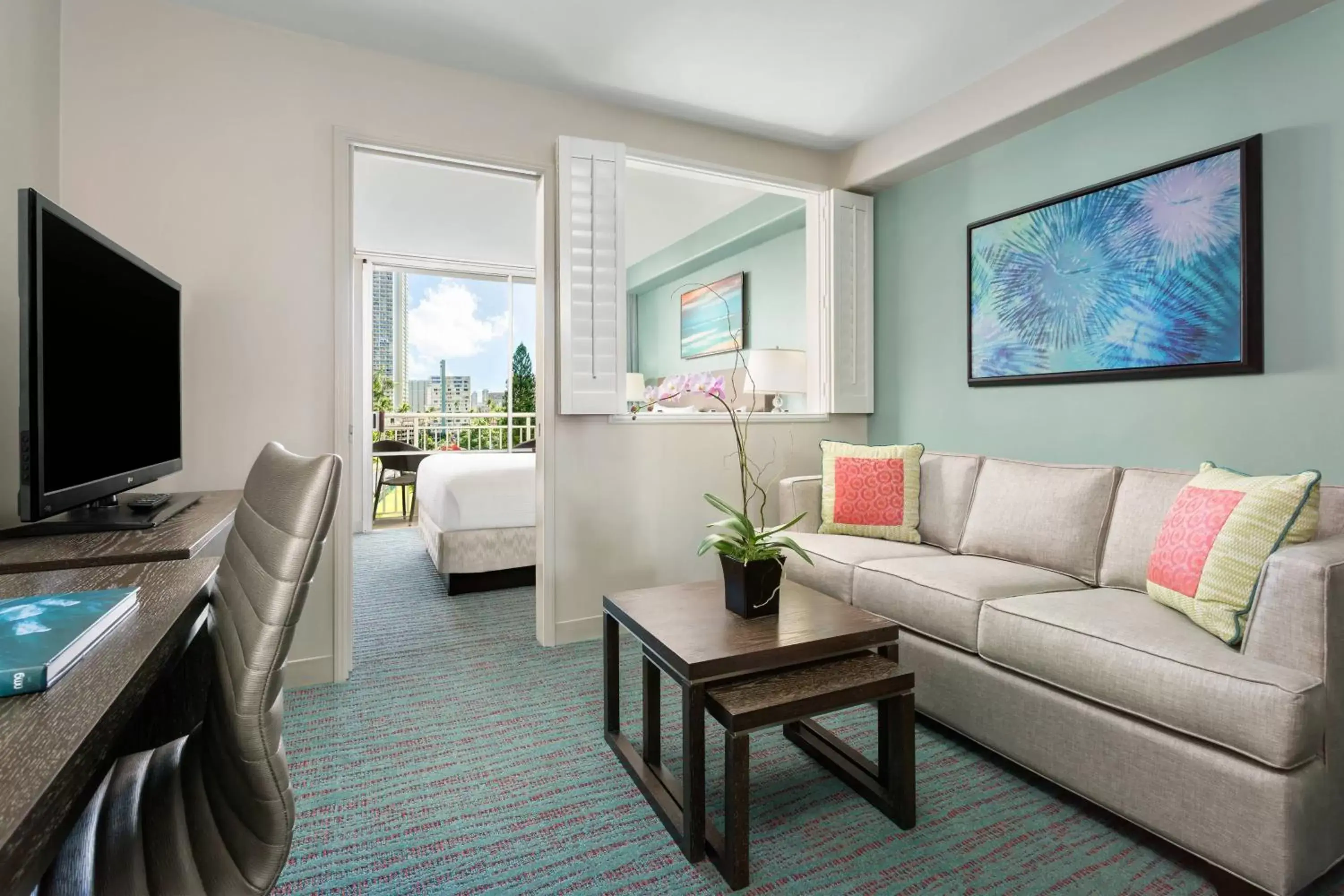 Living room, Seating Area in Courtyard by Marriott Waikiki Beach