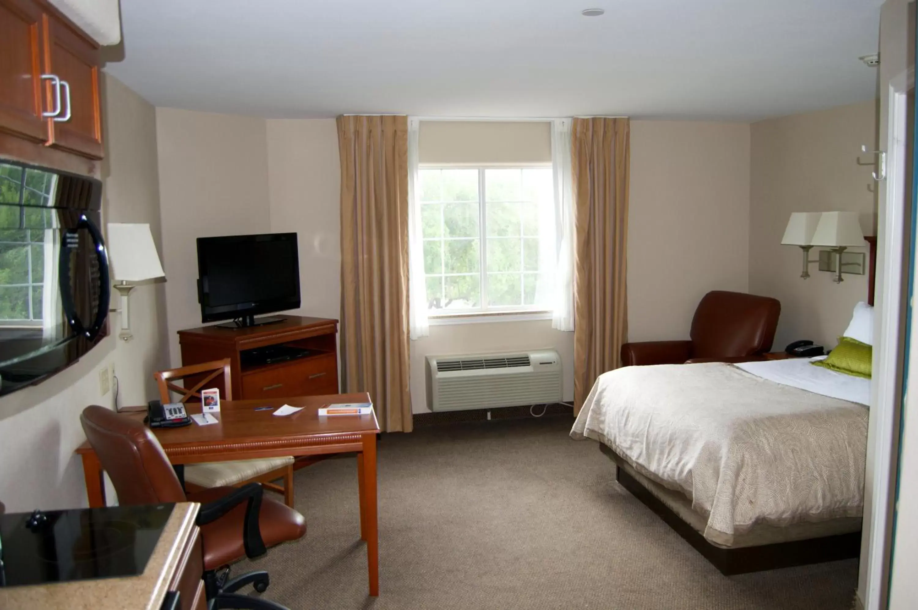 Bedroom, TV/Entertainment Center in Candlewood Victoria, an IHG Hotel