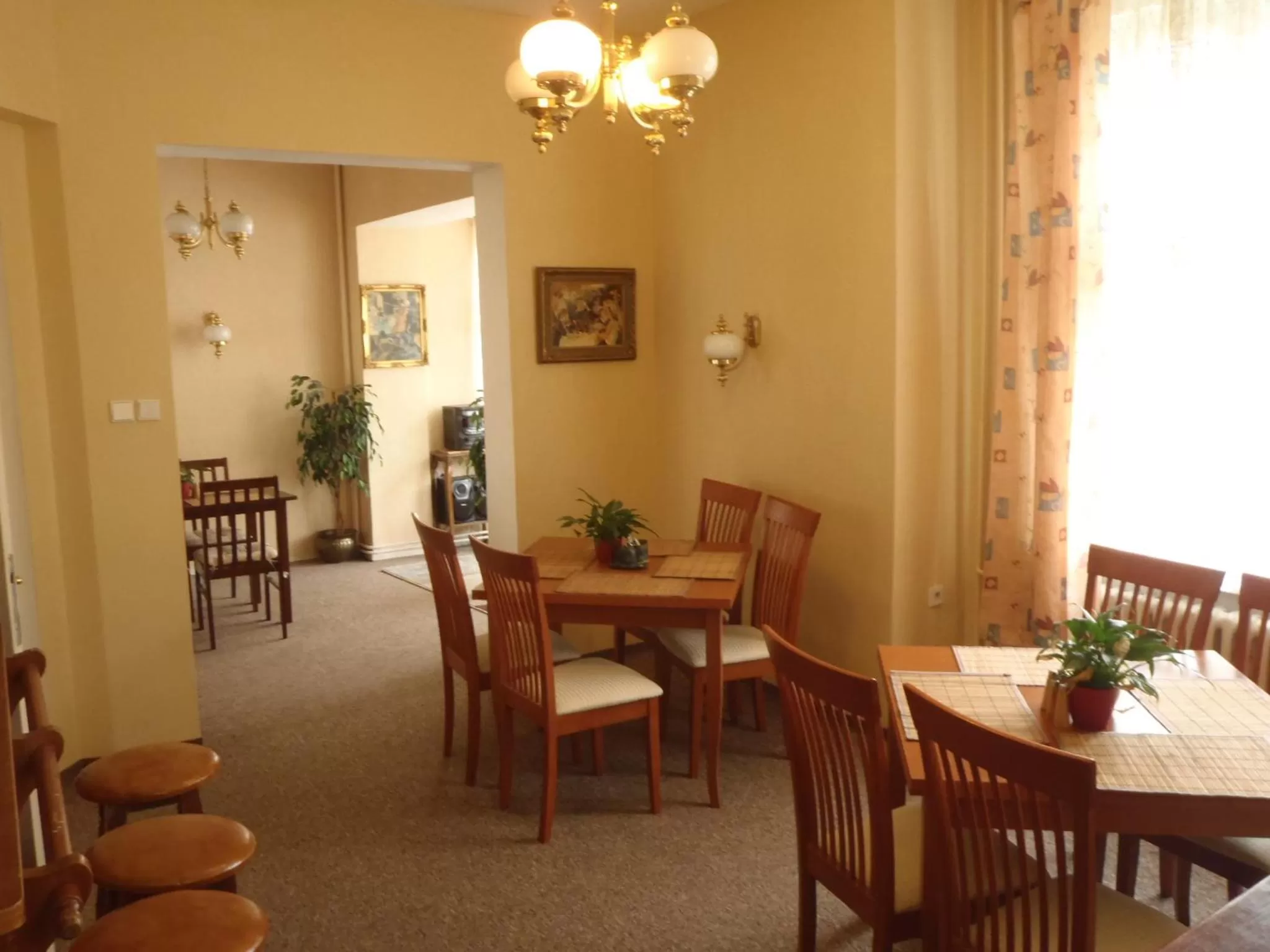 Restaurant/places to eat in Hotel Green House