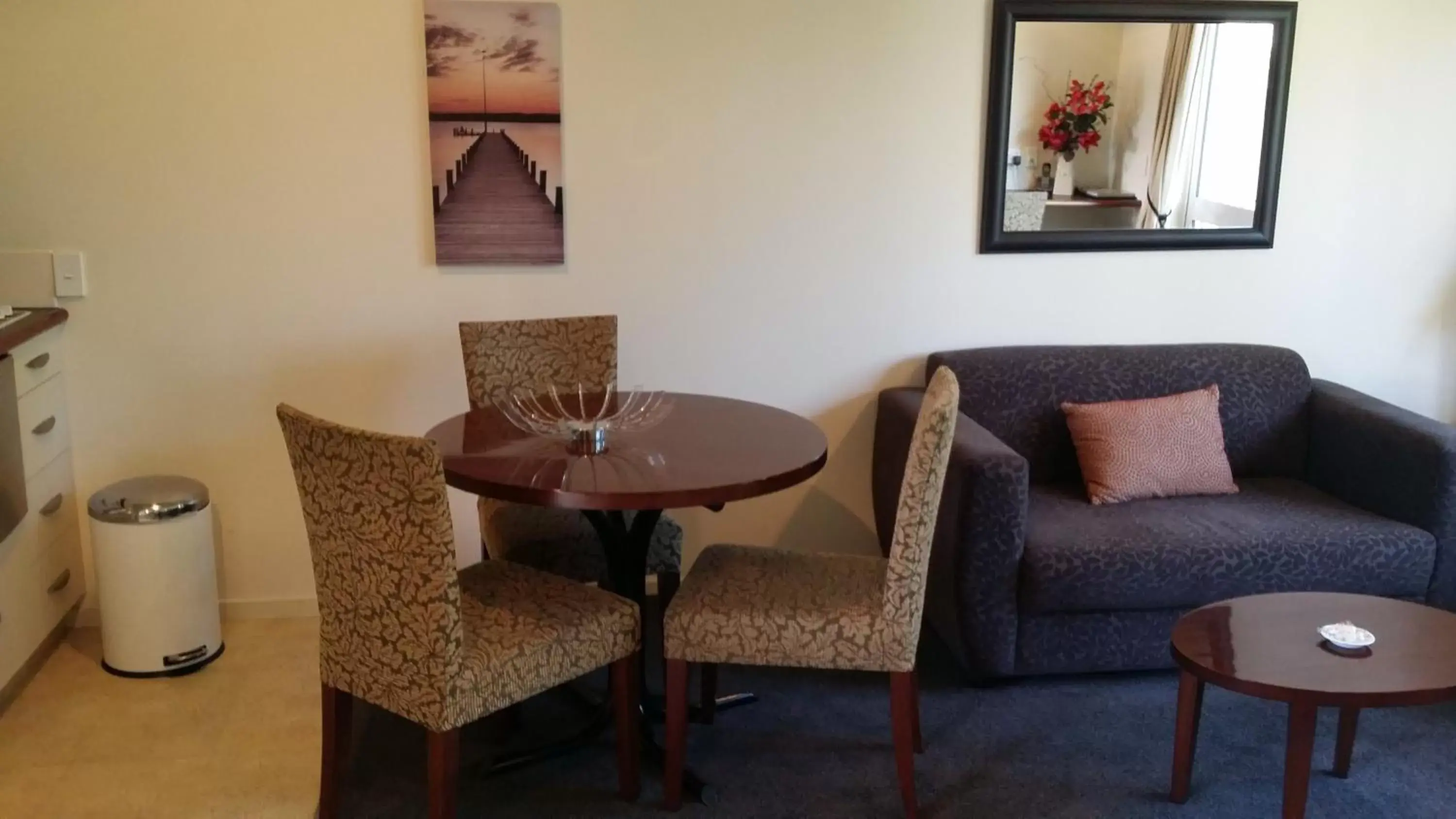 Dining area, Seating Area in Cedar Grove Motor Lodge