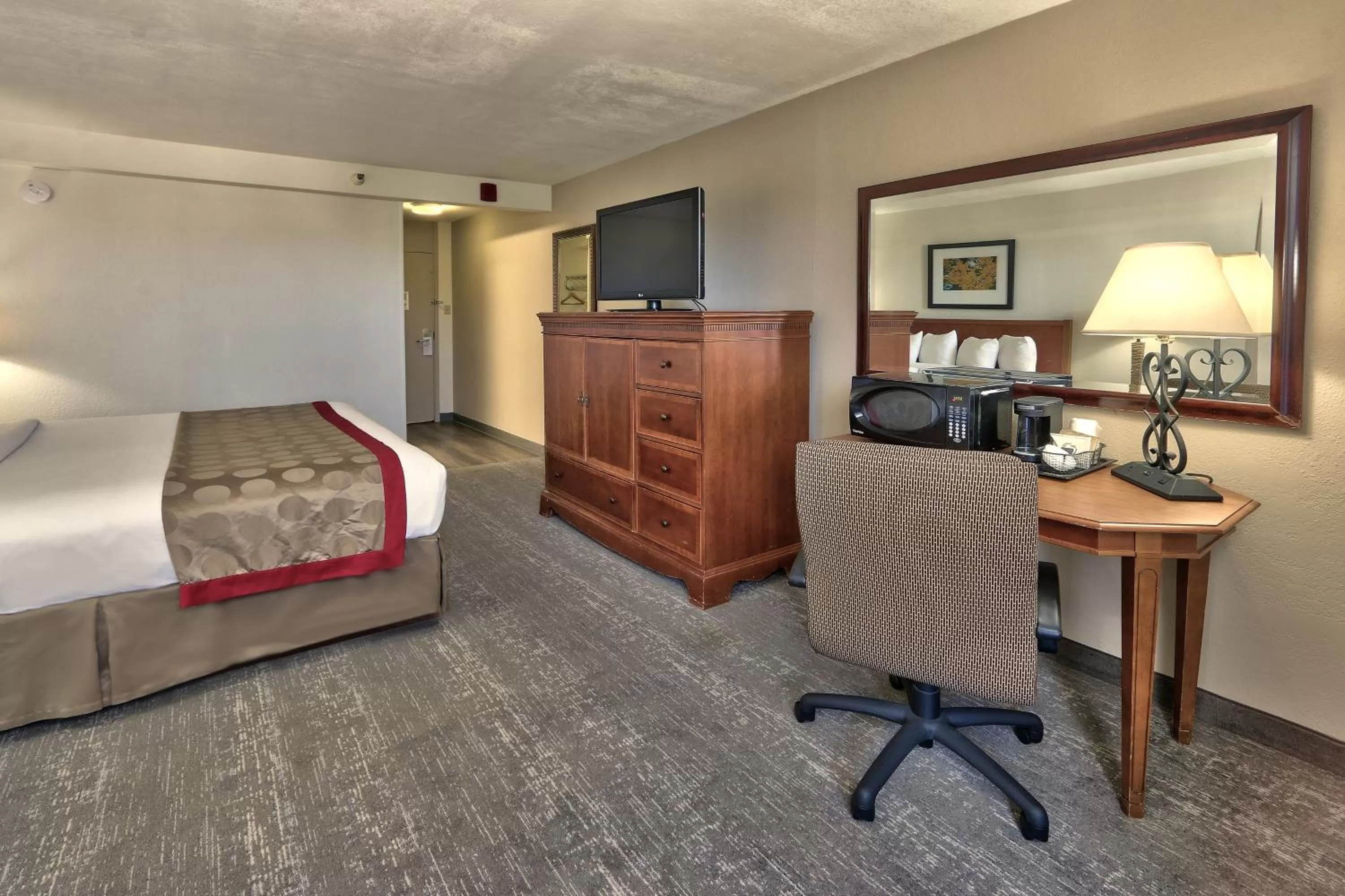 Bedroom, Bed in Ramada by Wyndham Albuquerque Midtown