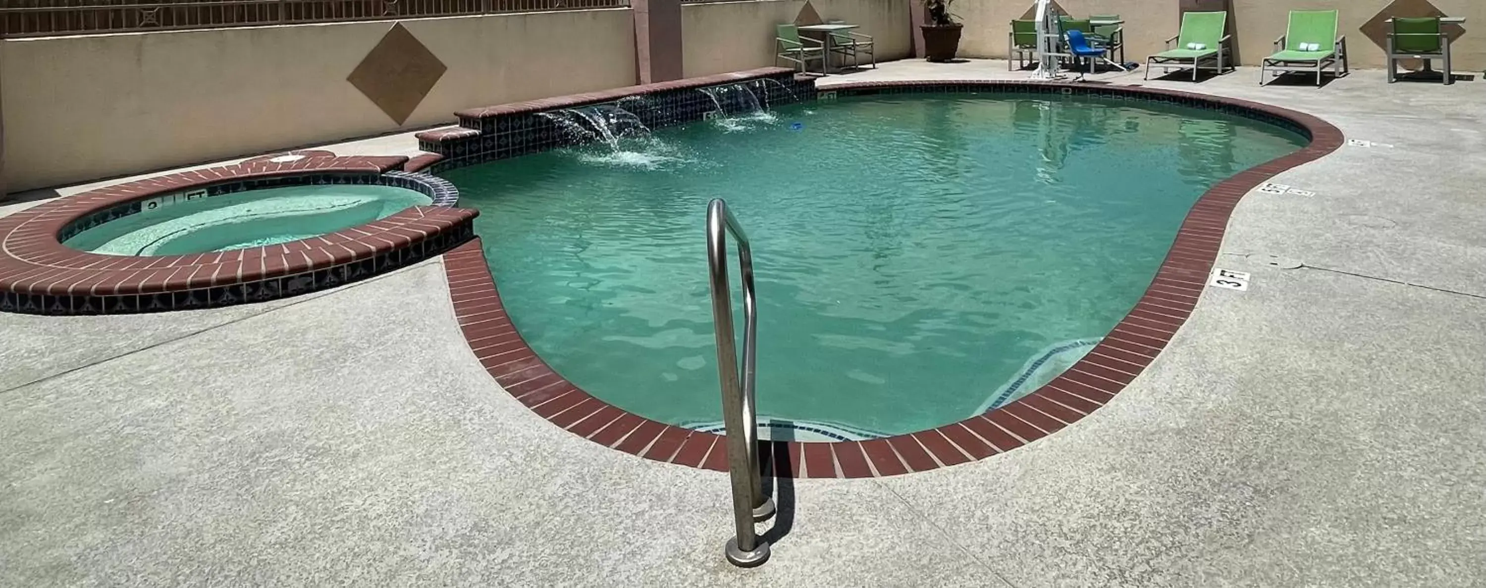 Hot Tub, Swimming Pool in SureStay Hotel by Best Western Deer Park
