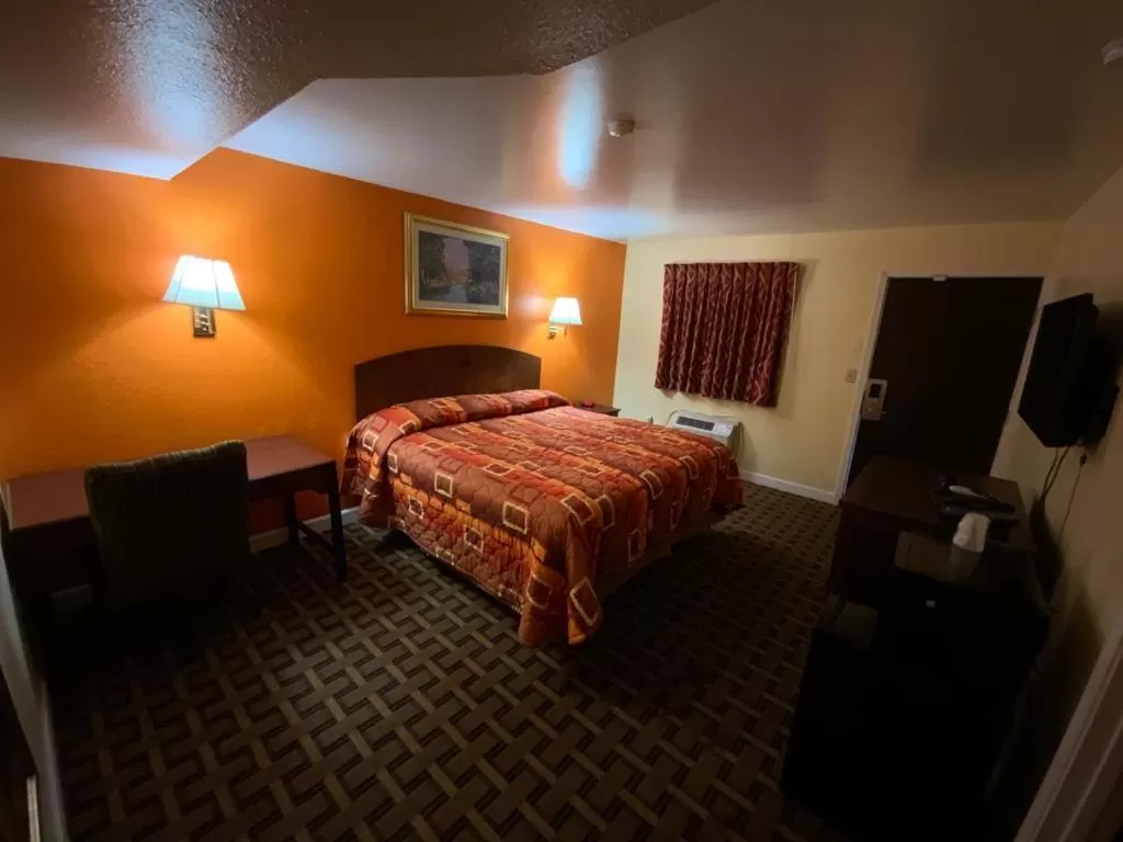 Bed in Indian Mound Motel