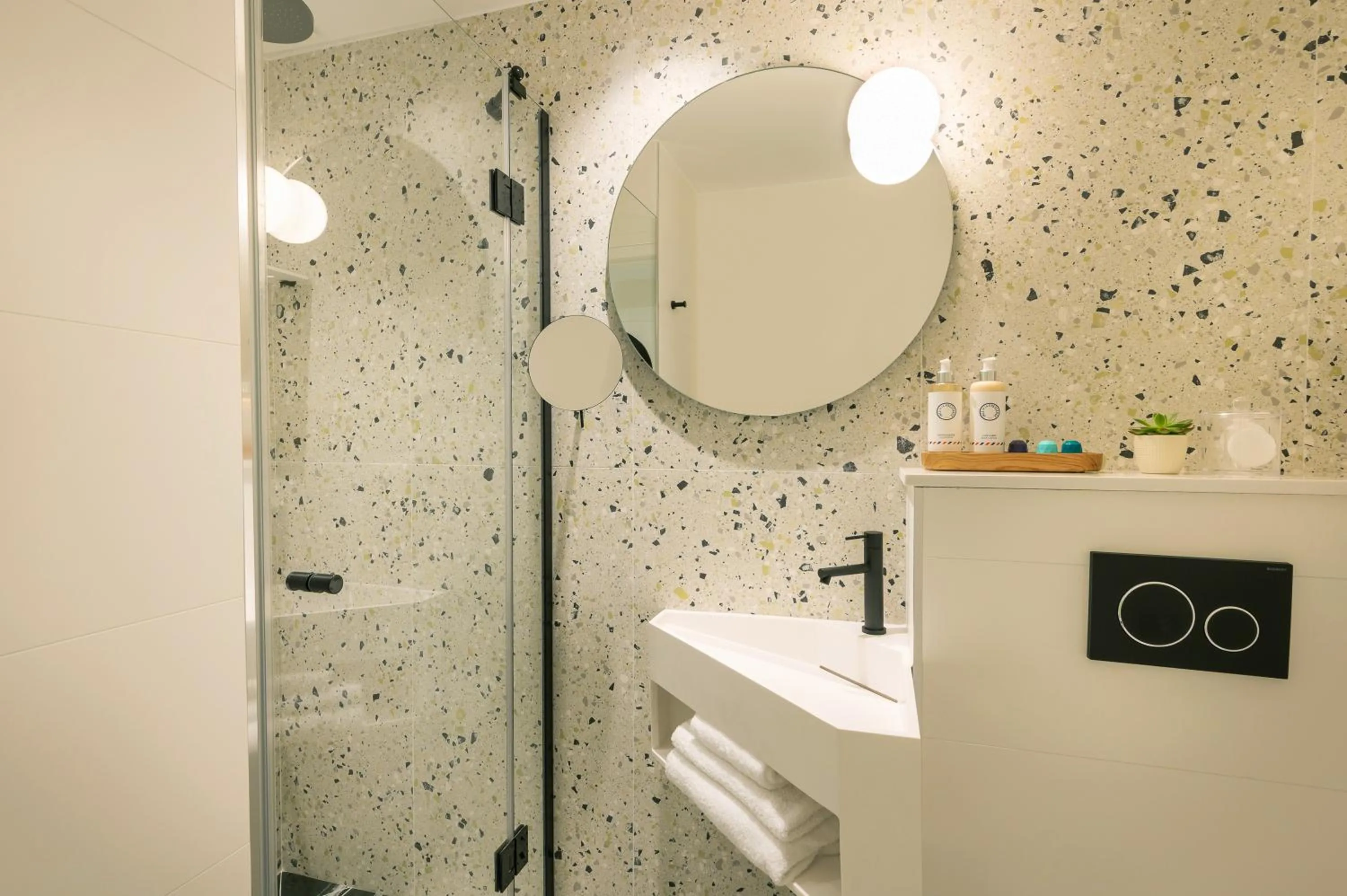 Toilet in Hôtel Amoi Paris