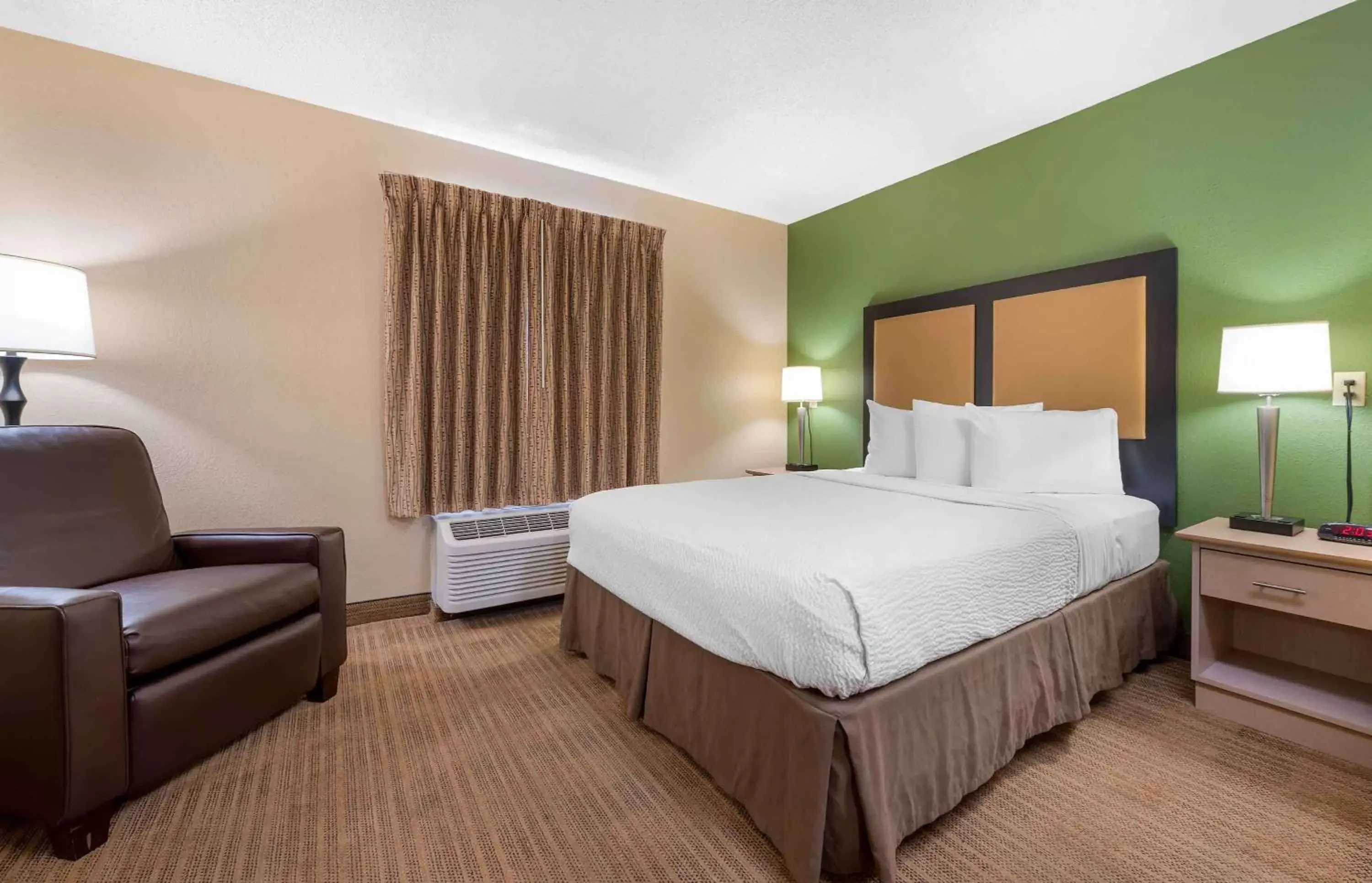 Bedroom, Bed in Extended Stay America Suites - Cincinnati - Fairfield