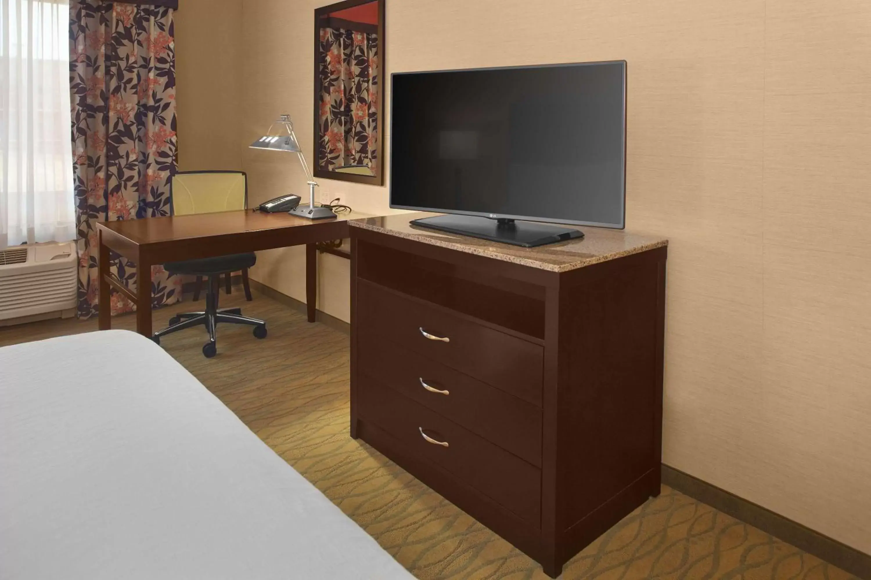 Bed, TV/Entertainment Center in Hilton Garden Inn Akron