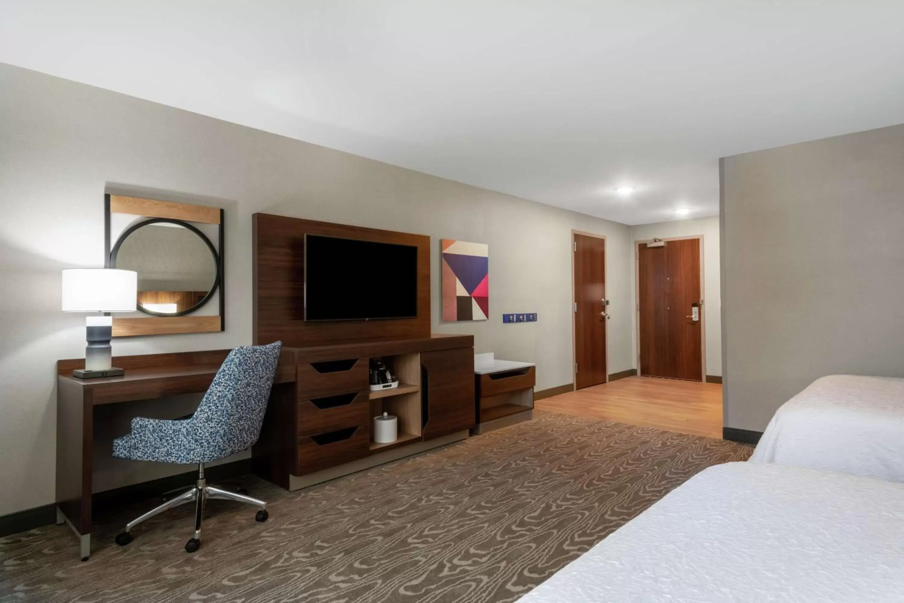 Bedroom, TV/Entertainment Center in Hampton Inn & Suites Fort Wayne Downtown