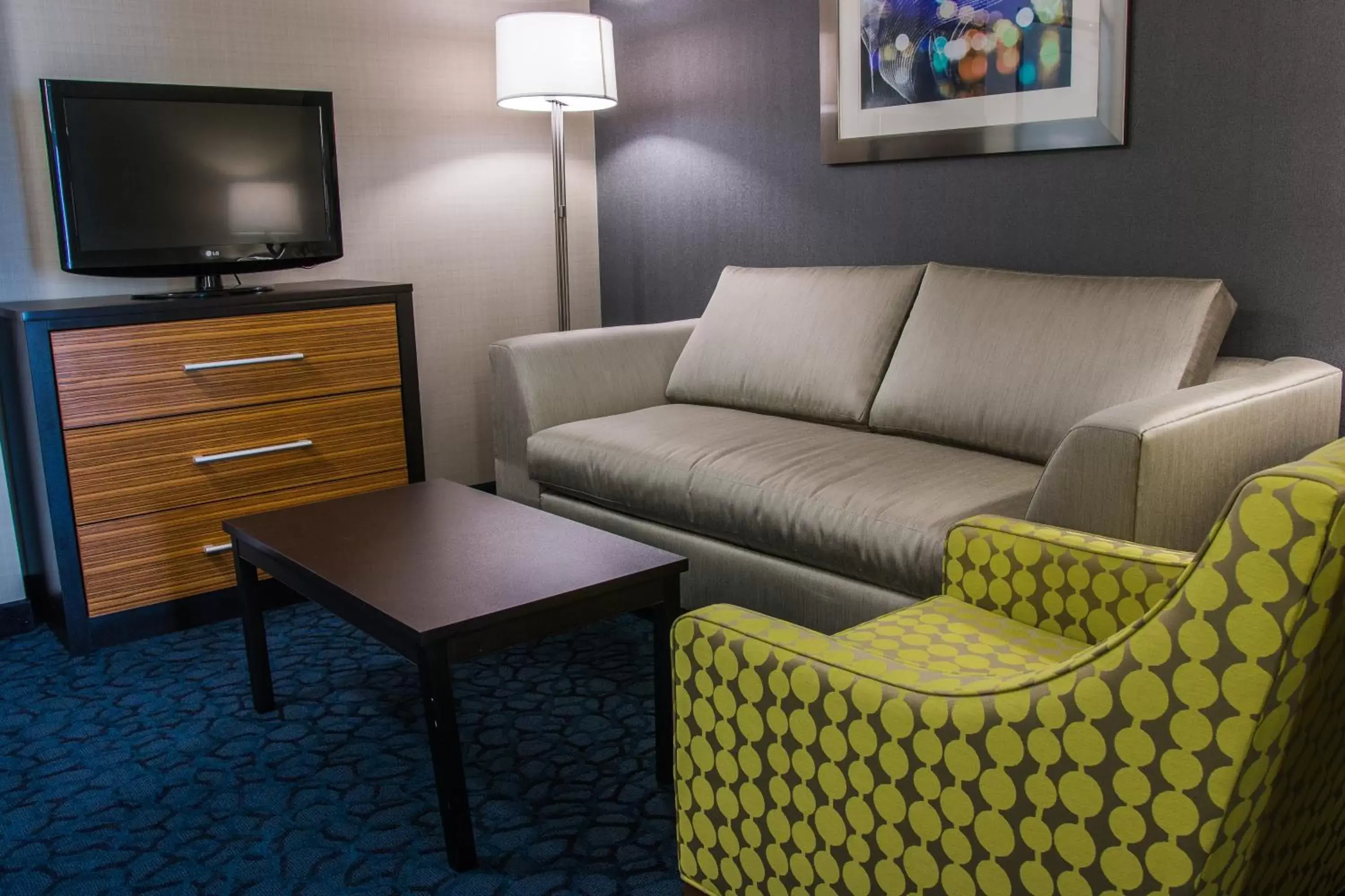 Photo of the whole room, Seating Area in Holiday Inn Express Jackson, an IHG Hotel
