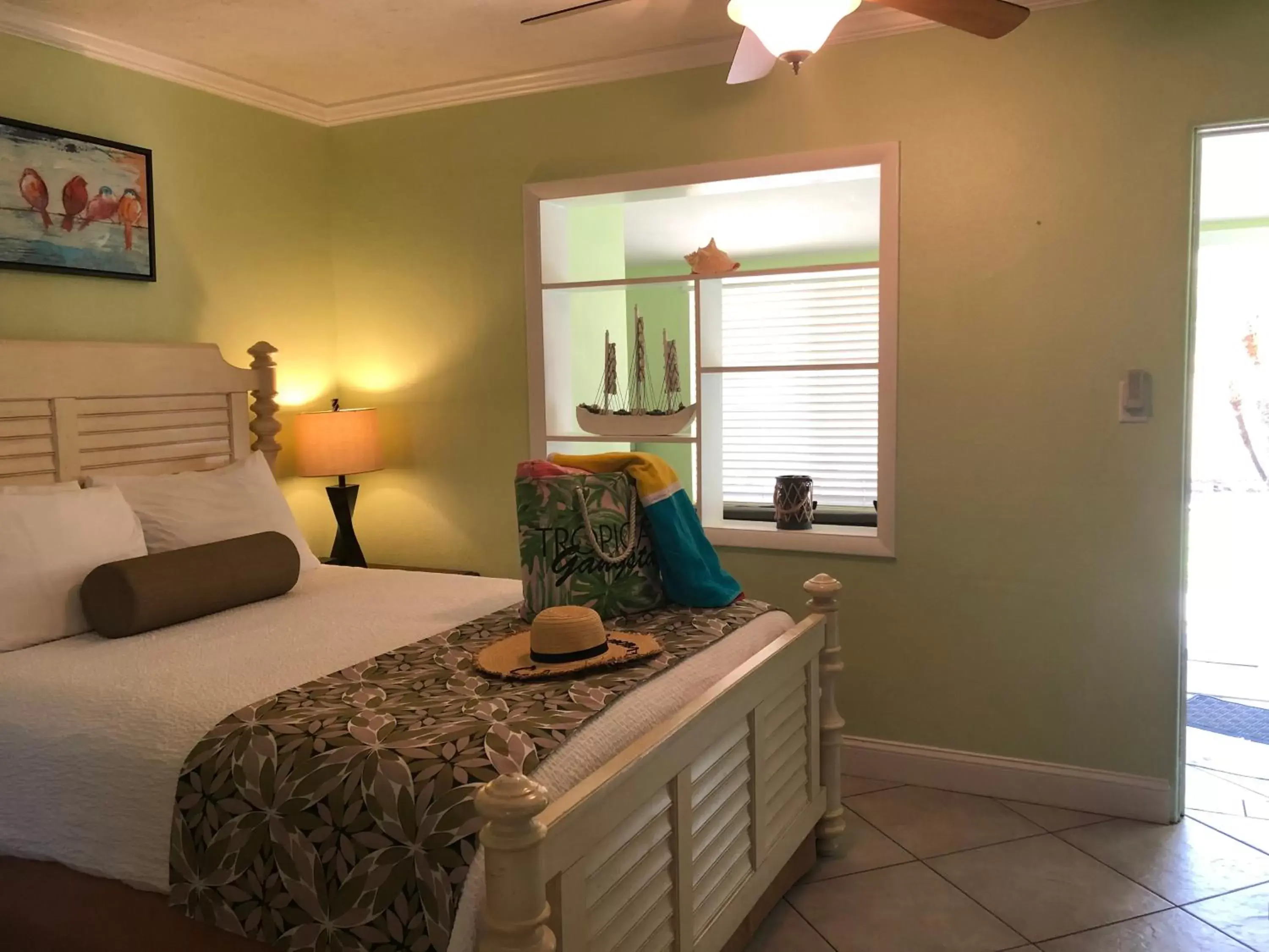 Bedroom, Bed in Tropical Beach Resorts - Sarasota