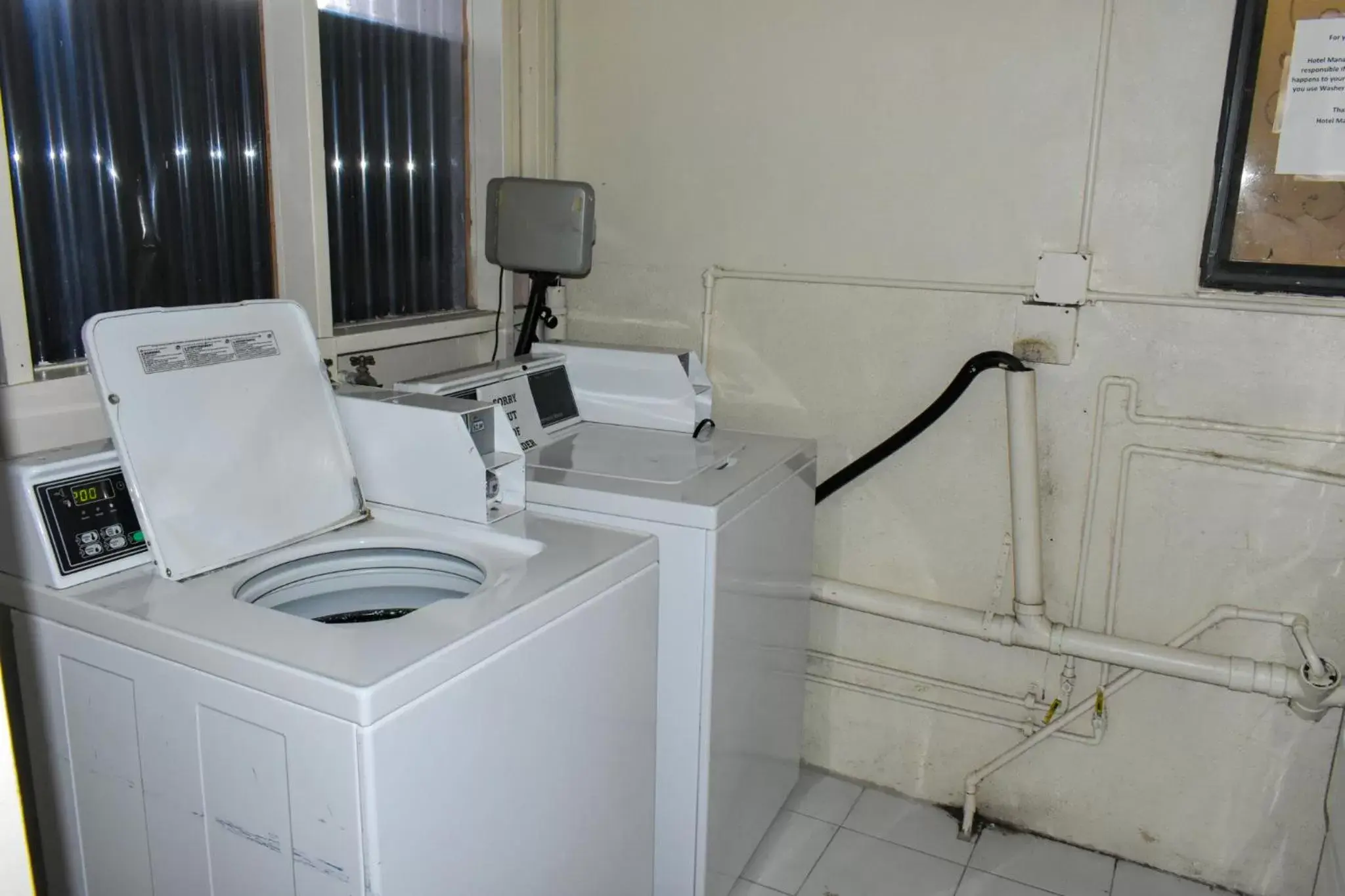 laundry, Bathroom in Rodeway Inn Encinitas North