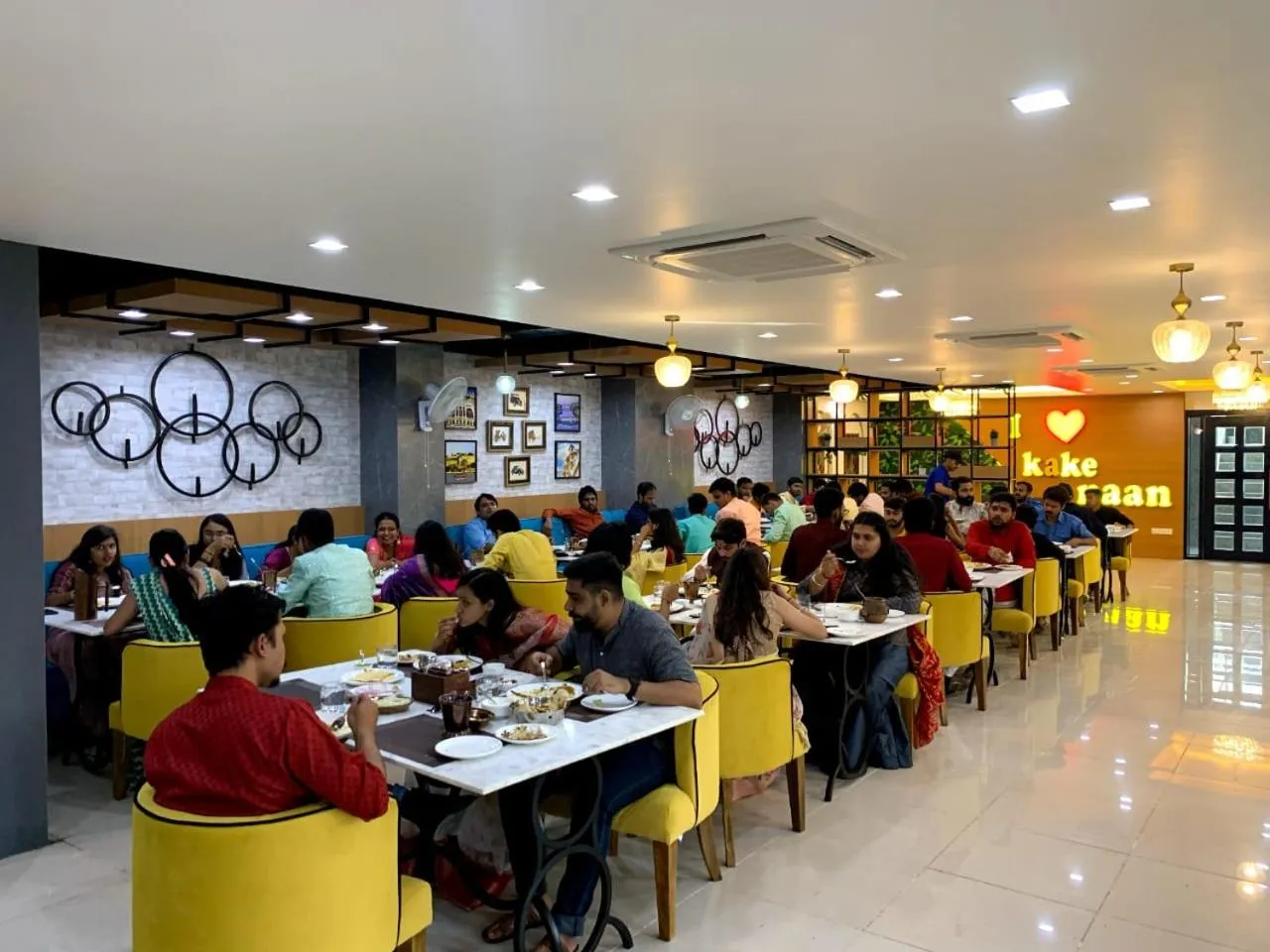 Restaurant/places to eat in Hotel Raas Inn, New Hotel