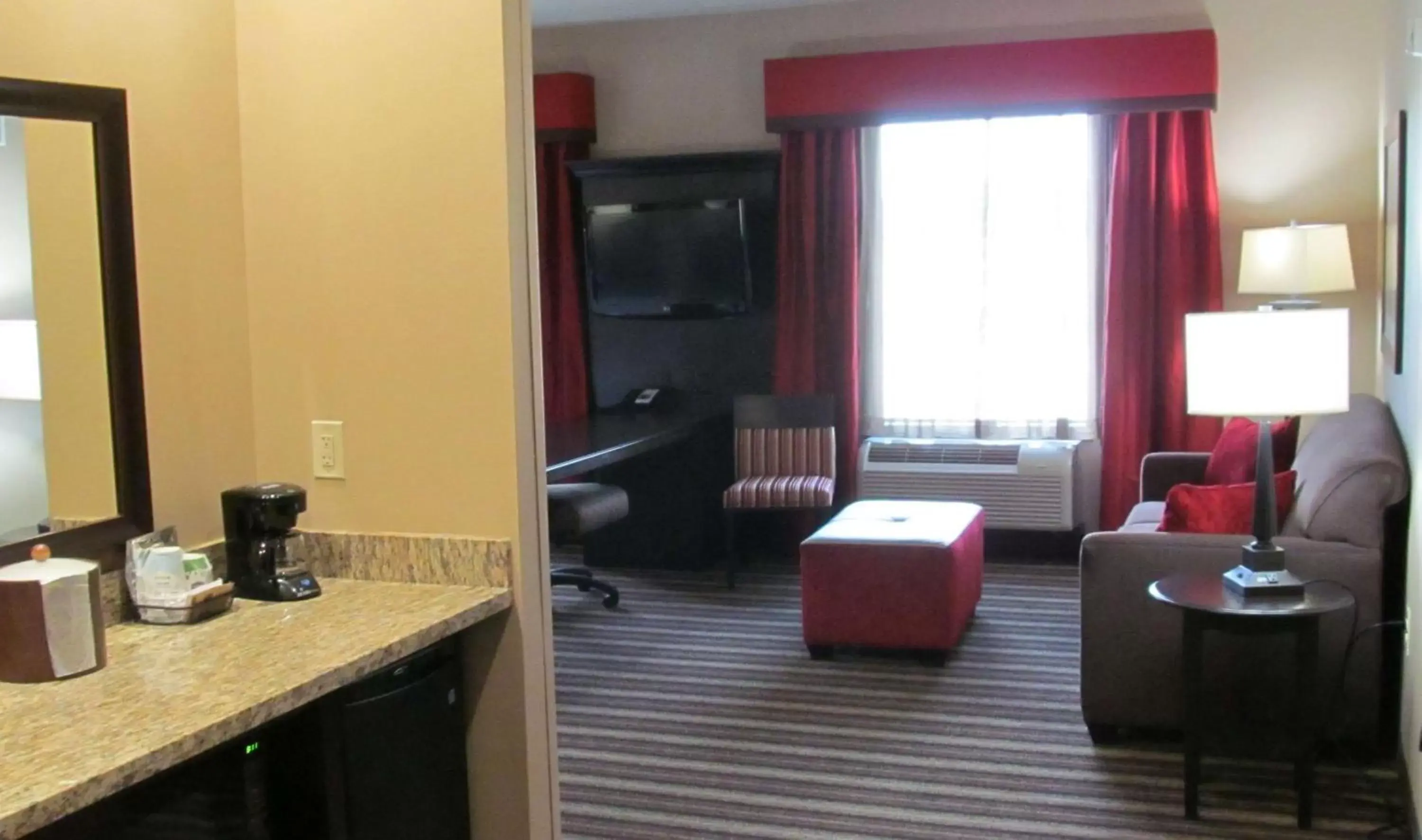 Living room, TV/Entertainment Center in Hampton Inn and Suites Hope