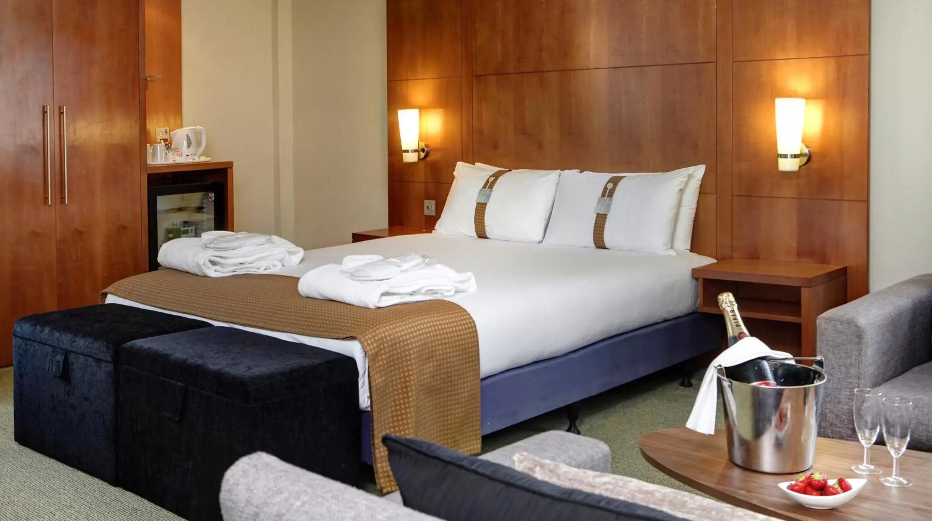 Bed in Holiday Inn Basingstoke, an IHG Hotel