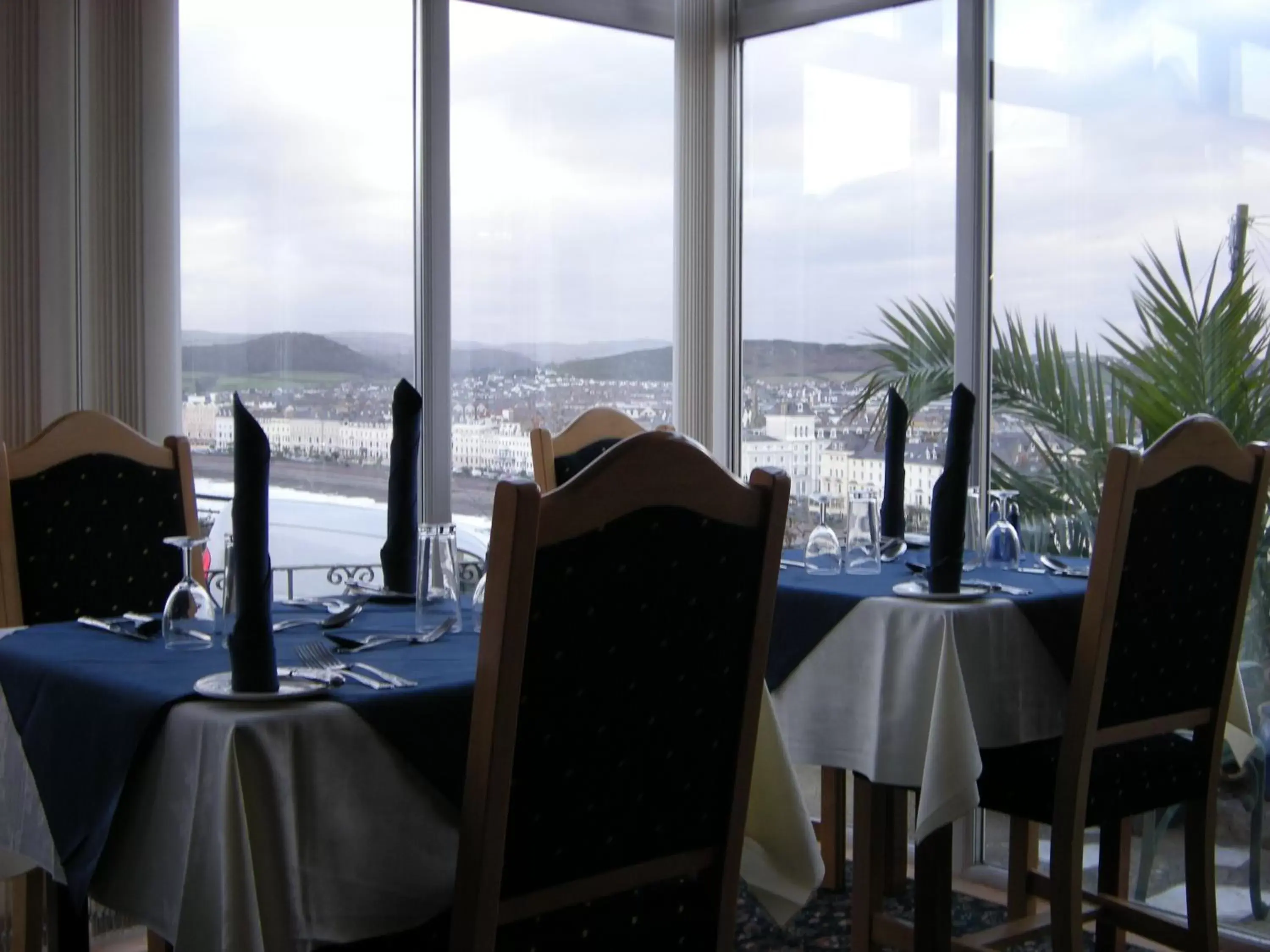 Food and drinks, Restaurant/Places to Eat in Headlands Hotel