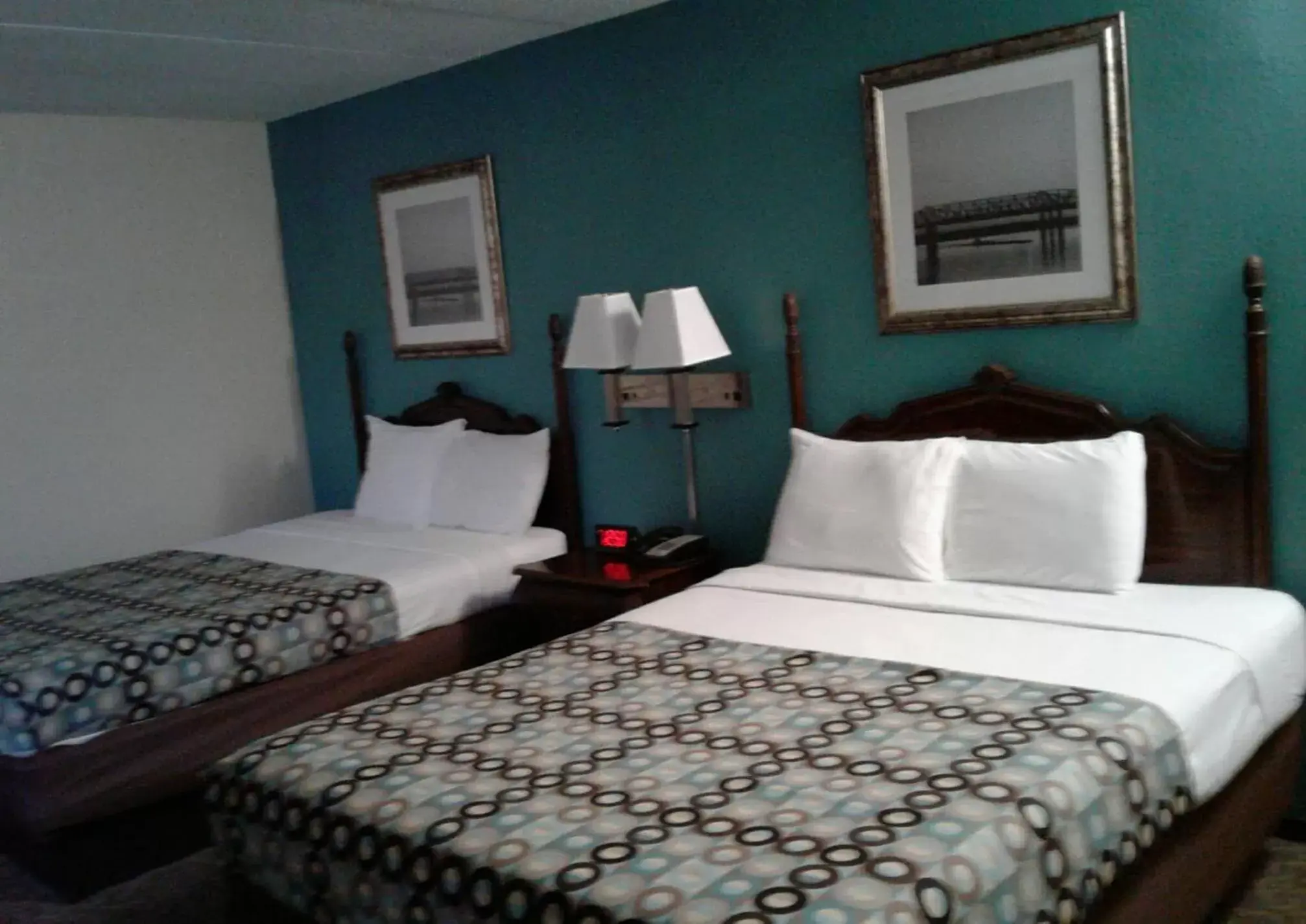 Photo of the whole room, Bed in Red Carpet Inn Rochester