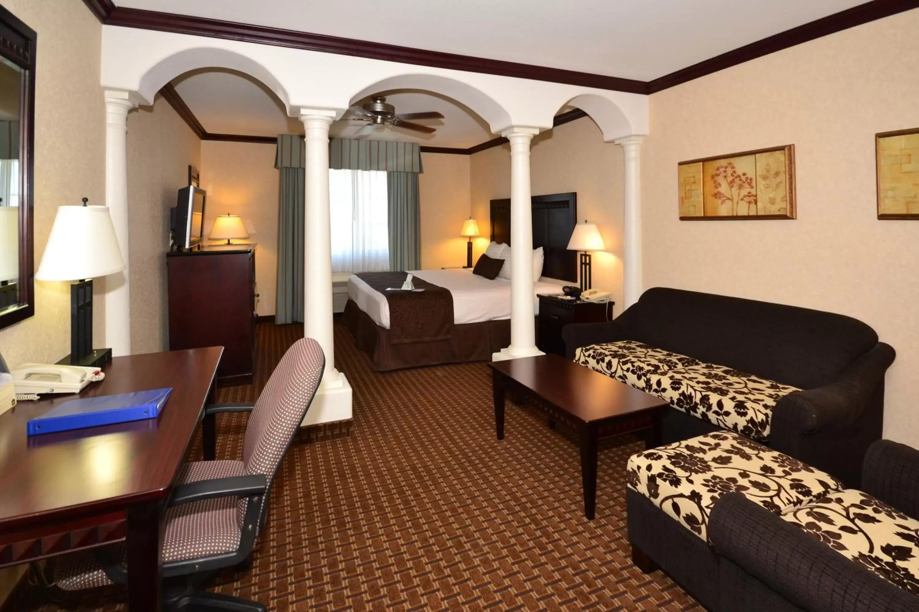 Bed, Seating Area in Best Western Plus Main Street Inn