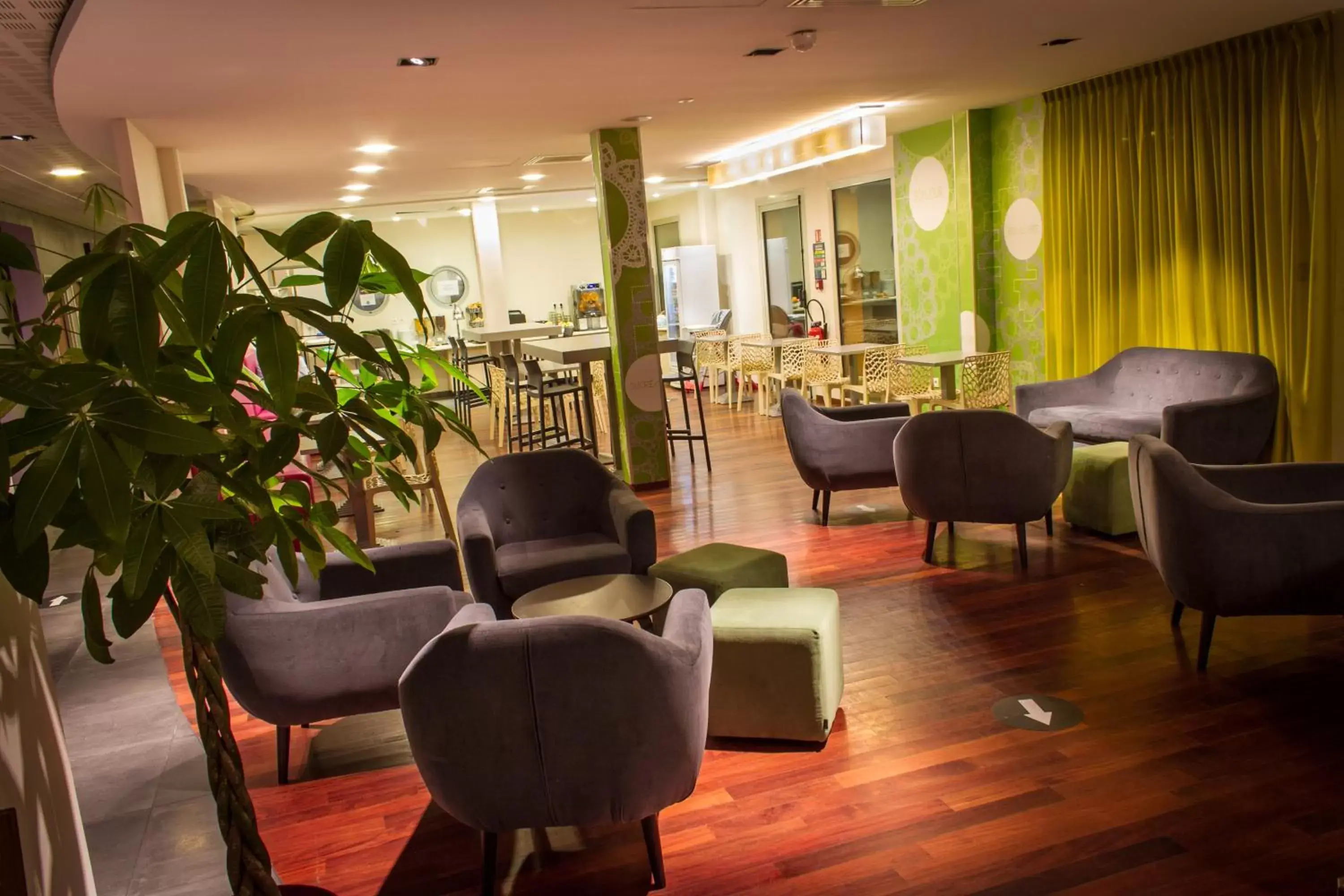 Lounge or bar in ibis Styles Bethune Bruay la Buissière