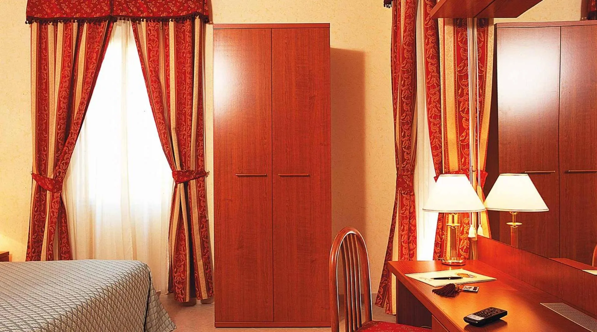 Photo of the whole room, Bed in Hotel Stromboli