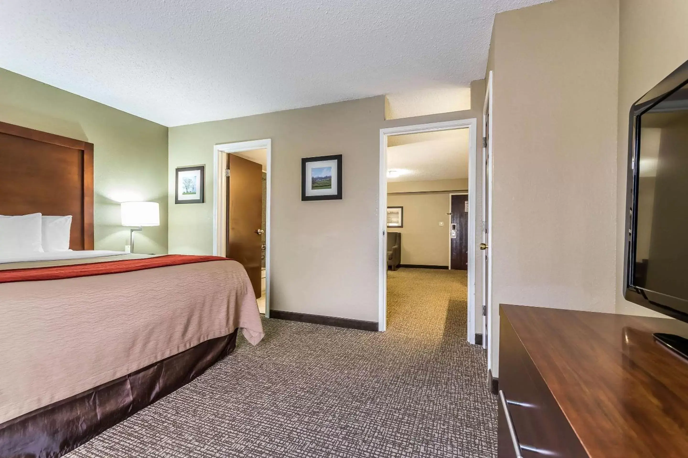 Photo of the whole room, Bed in Comfort Inn & Suites Lexington
