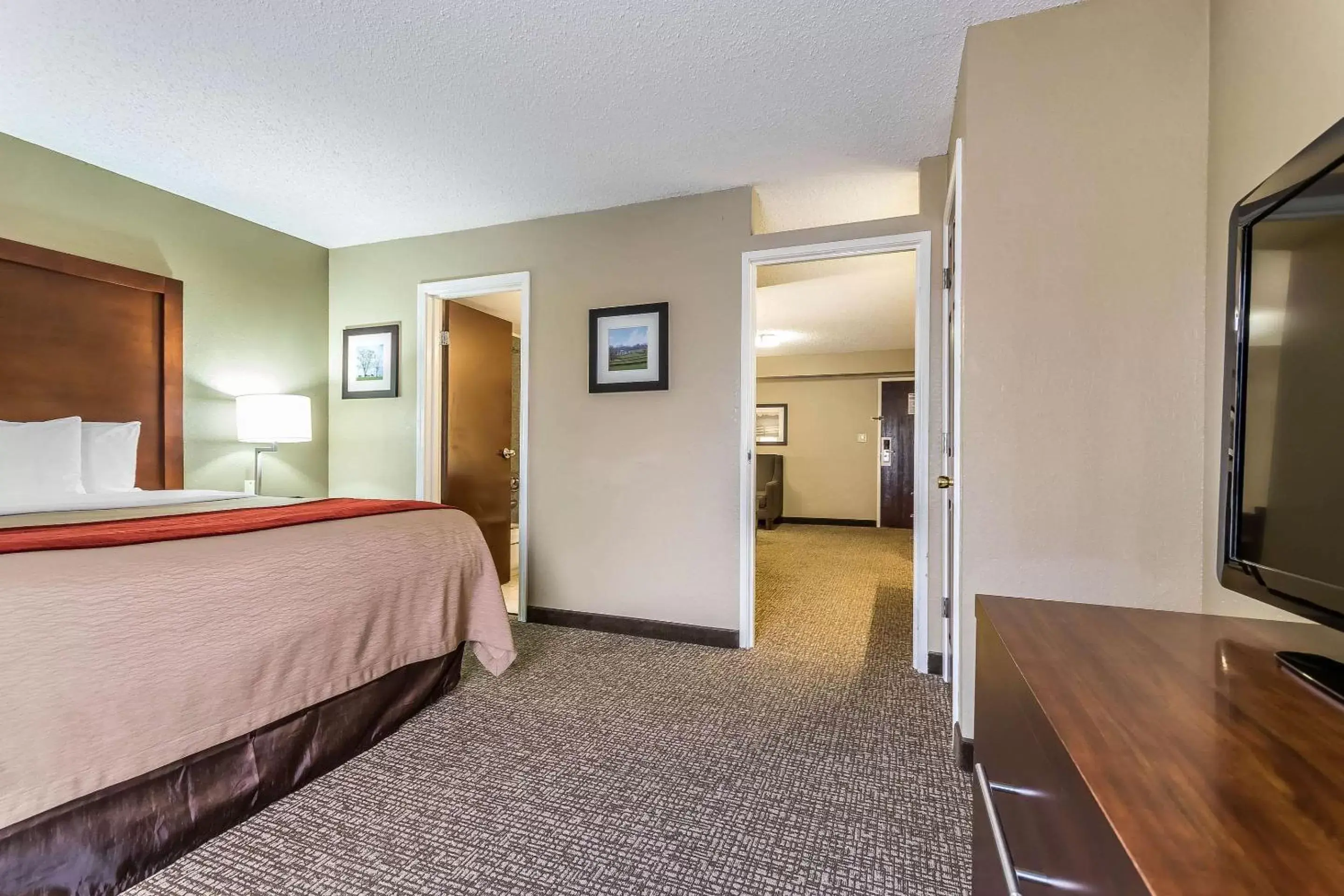Photo of the whole room, Bed in Comfort Inn & Suites Lexington - Hamburg I-75 Photo of the whole room, Bed in Comfort Inn & Suites Lexington - Hamburg I-75
