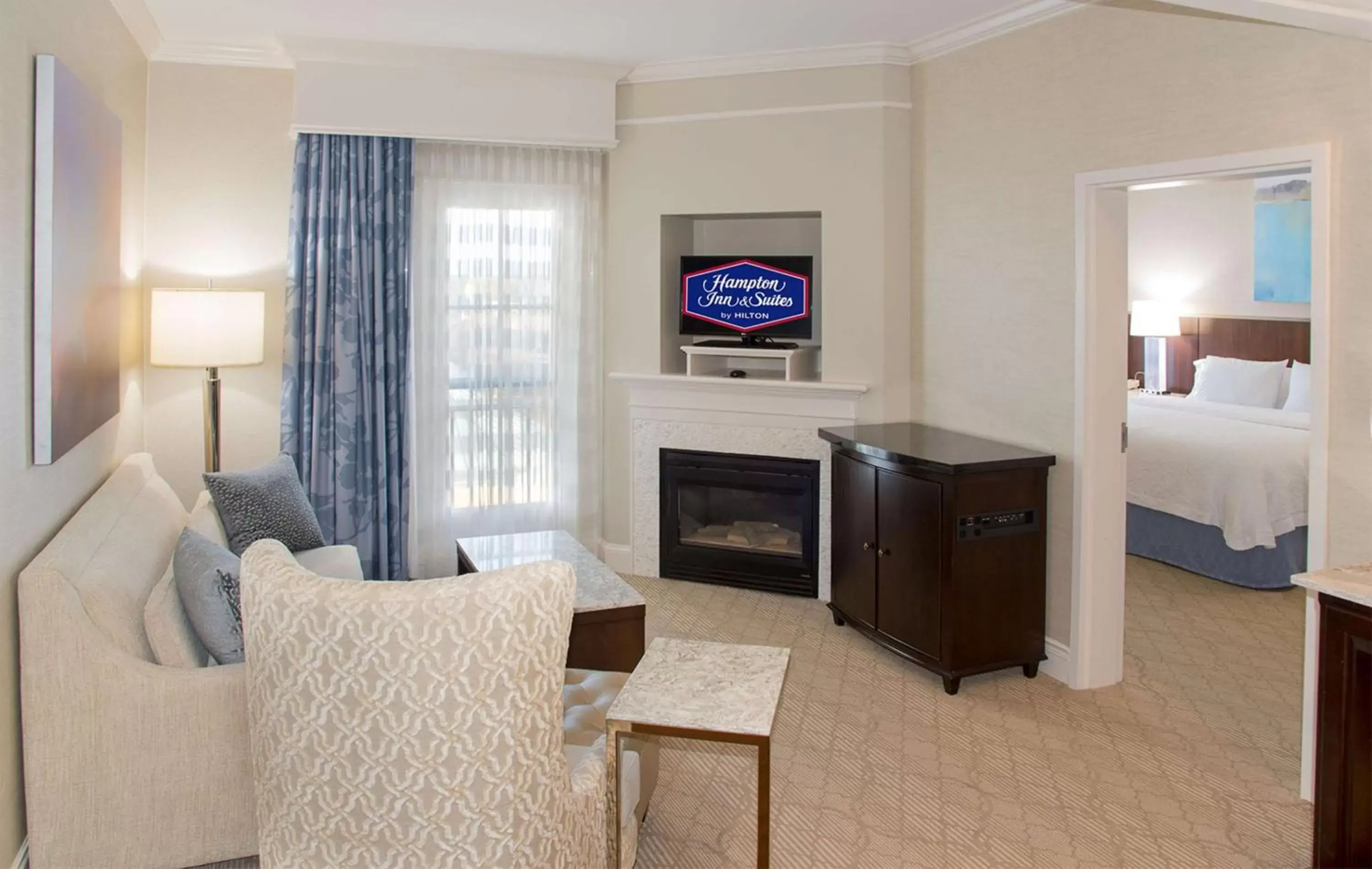 Bedroom, TV/Entertainment Center in Hampton Inn & Suites South Park at Phillips Place