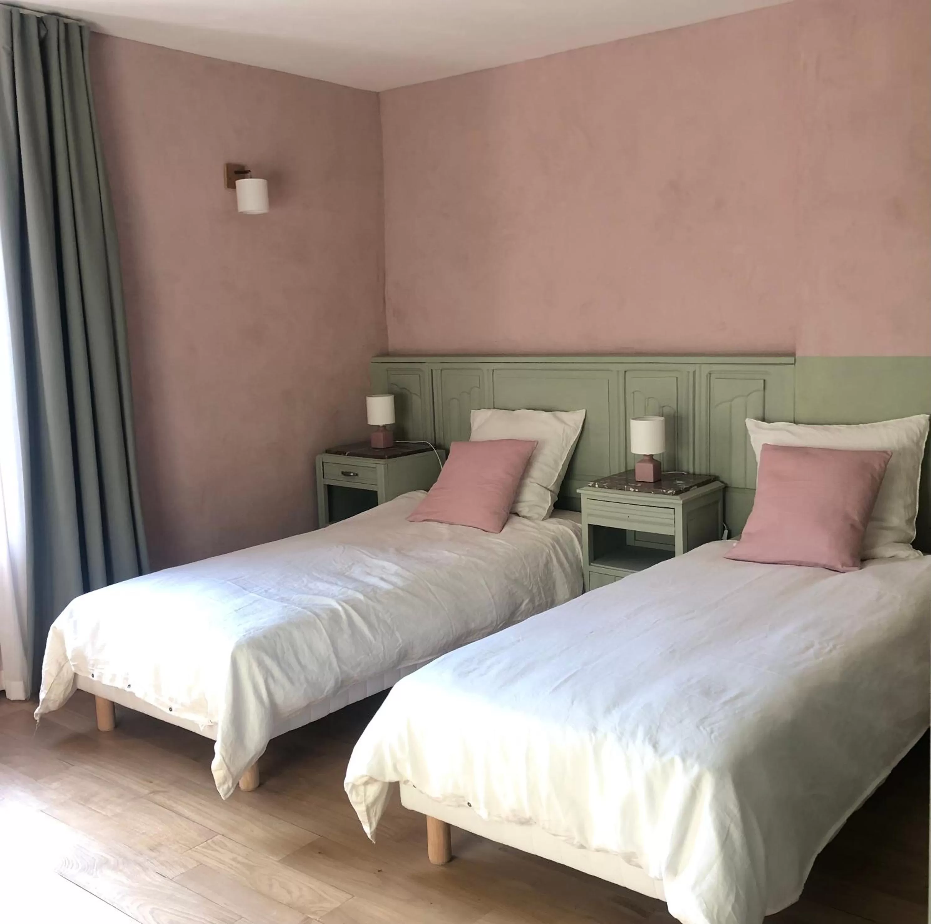 Bed in Fleurs de lin